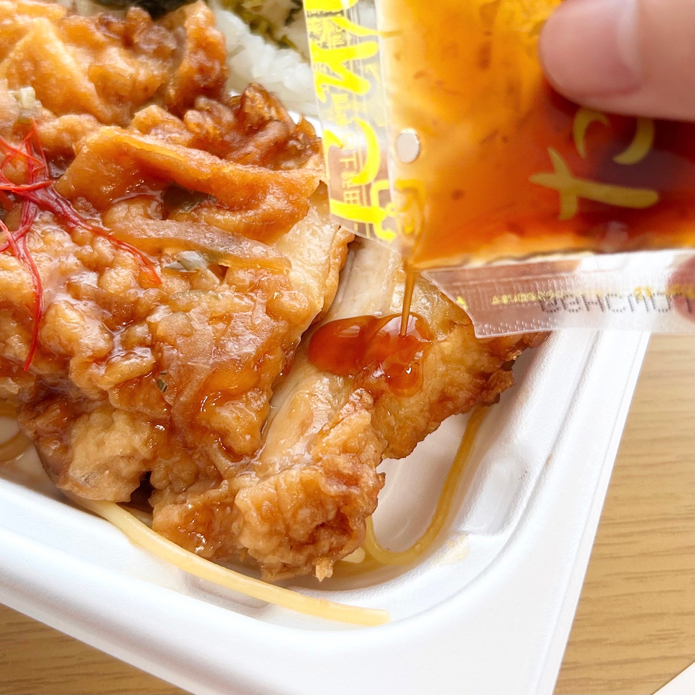 FamilyMart（ファミリーマート）の「特製甘酢だれで食べる油淋鶏弁当（高菜ごはん）」