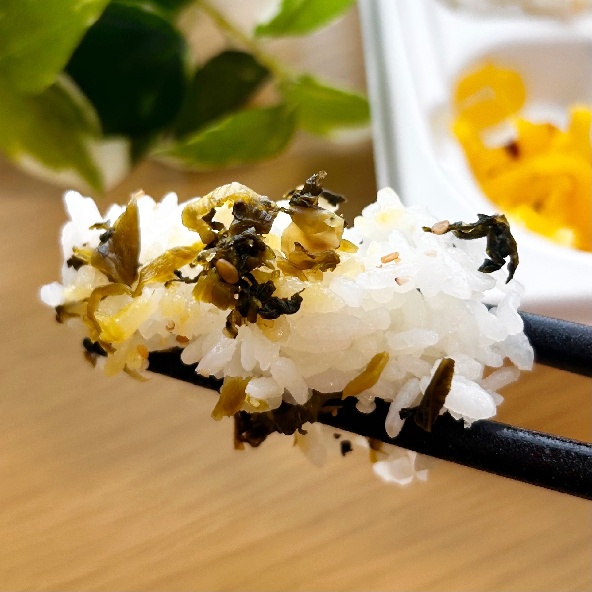 FamilyMart（ファミリーマート）の「特製甘酢だれで食べる油淋鶏弁当（高菜ごはん）」