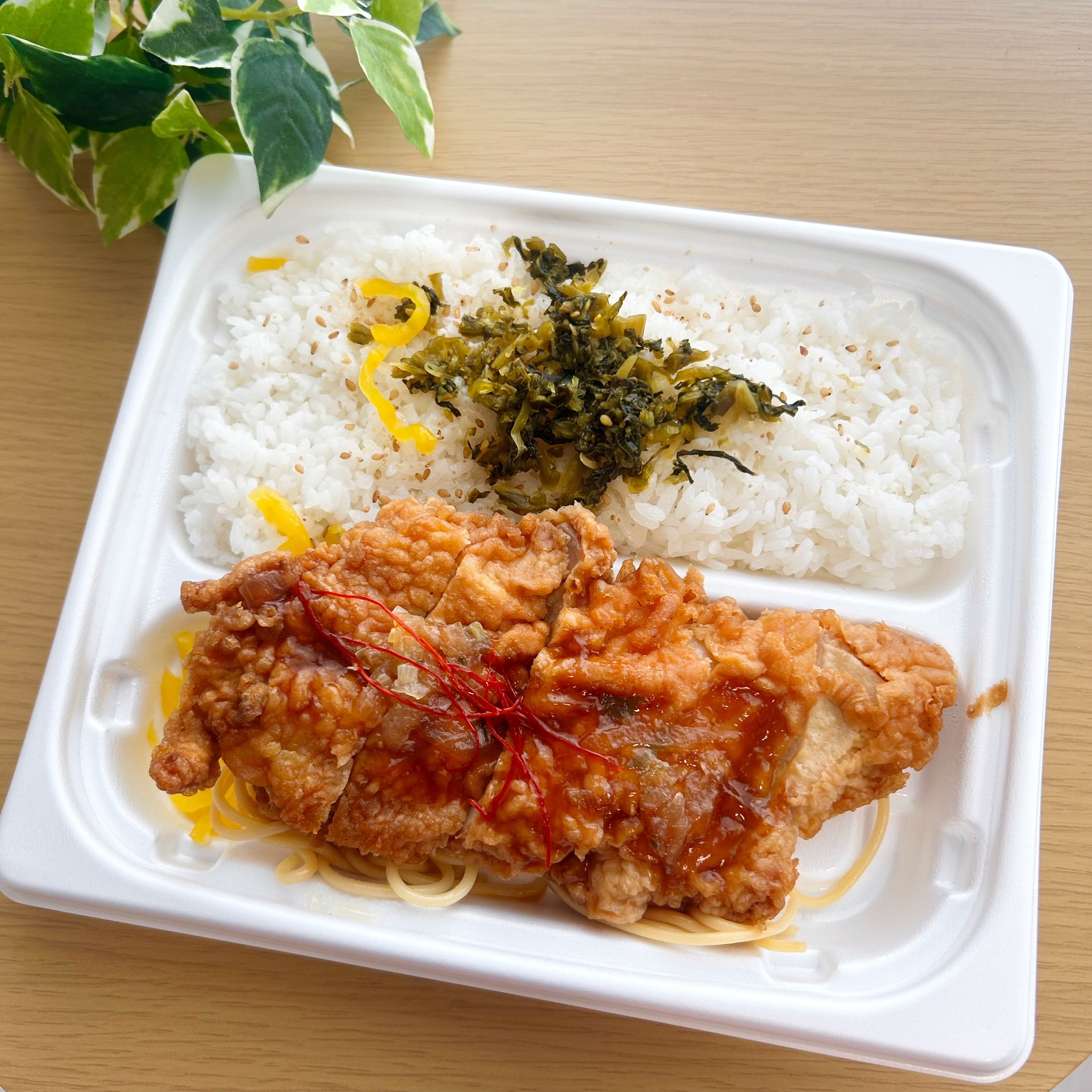 FamilyMart（ファミリーマート）の「特製甘酢だれで食べる油淋鶏弁当（高菜ごはん）」