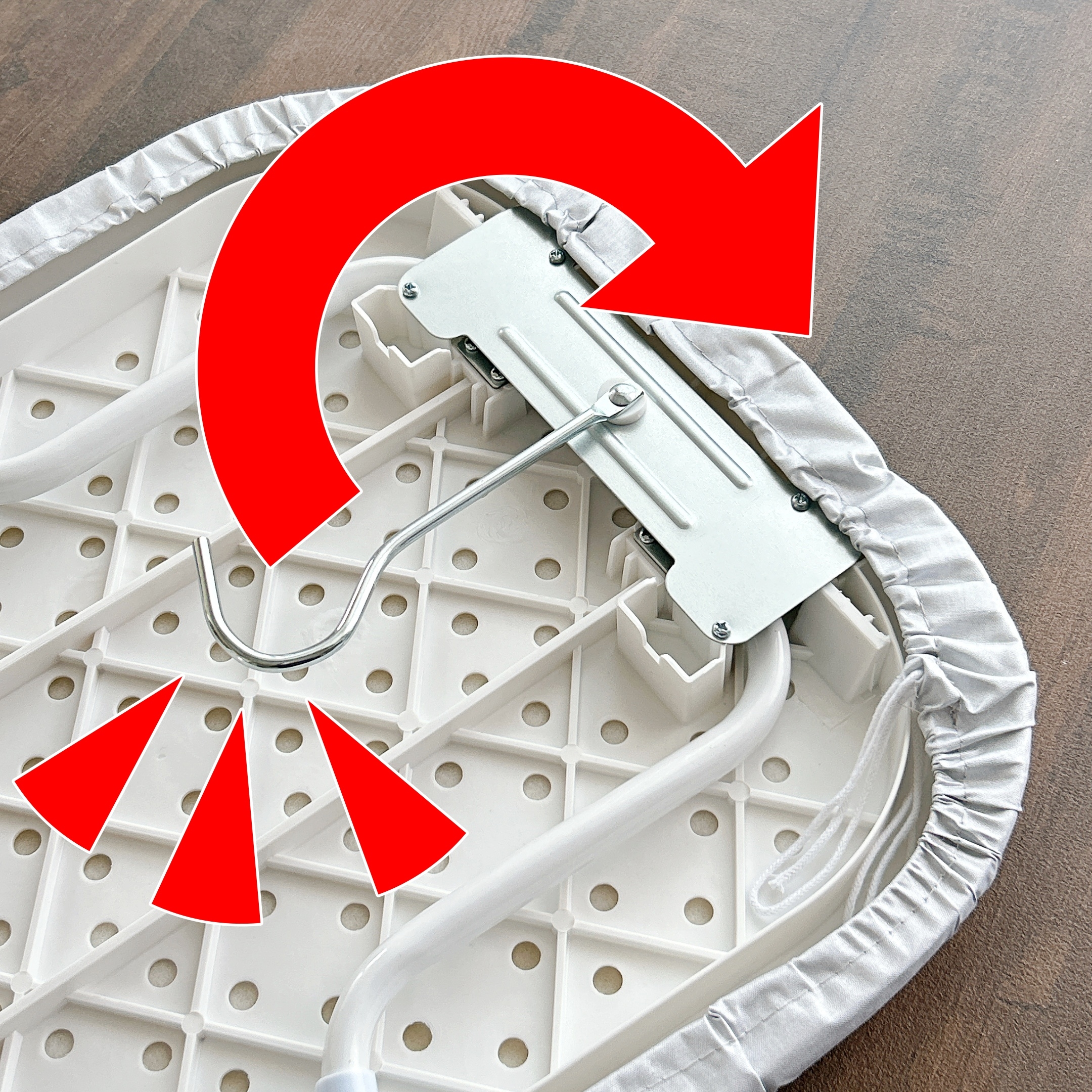 CAINZ(カインズ)の「掛けて収納できるアルミコートアイロン台」