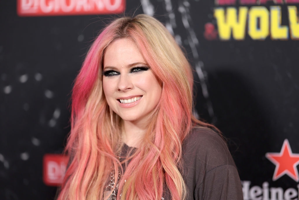 Avril with heavy, dark, and dramatic eye makeup