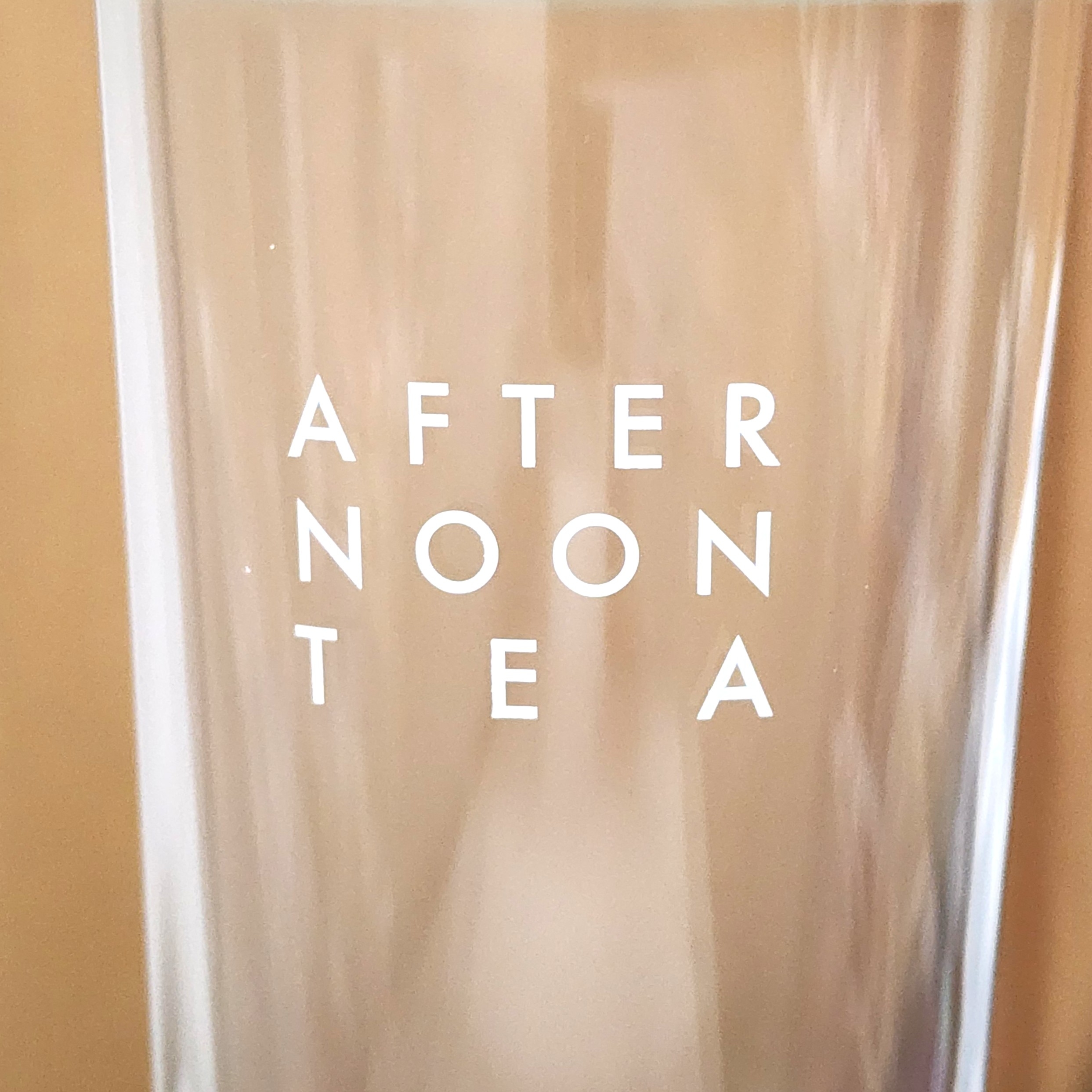「AFTERNOON TEA」の文字が書かれた透明なガラス。