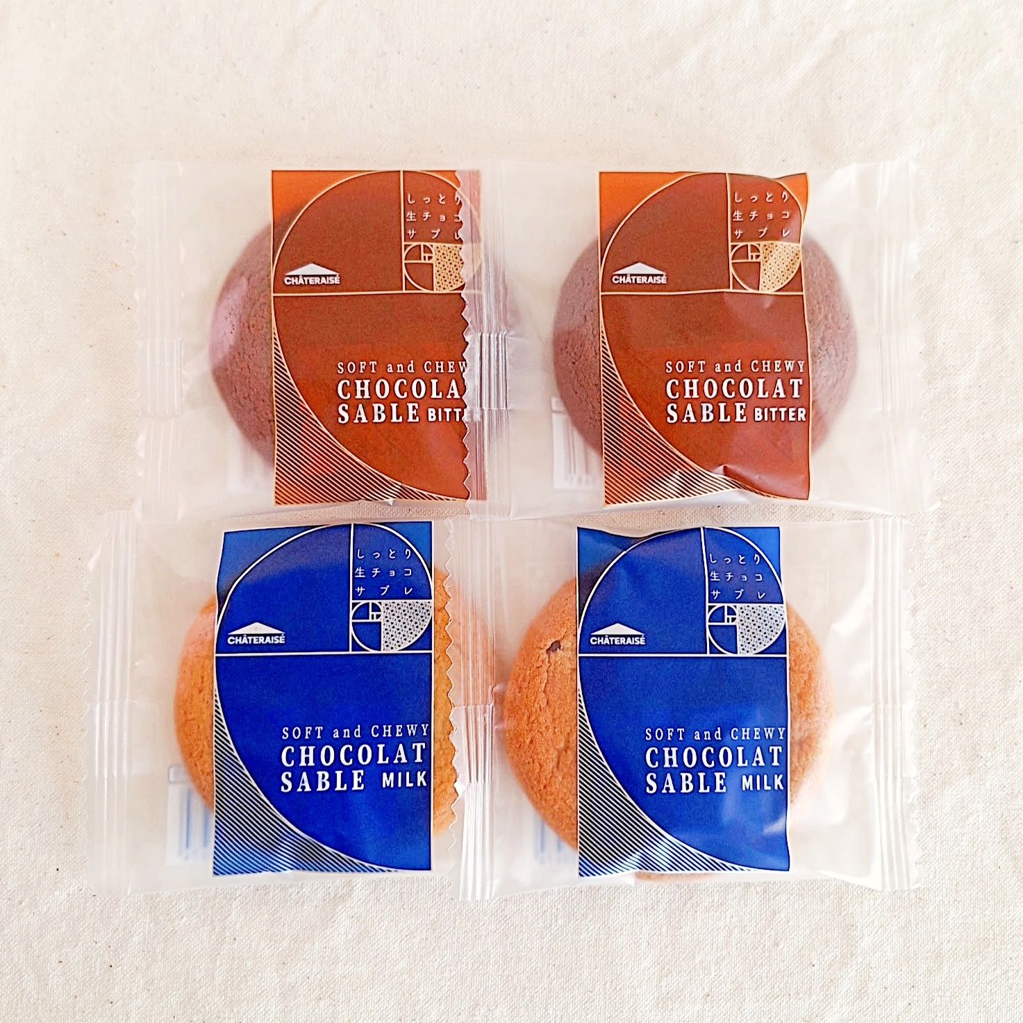 4つのクッキー、上2つはチョコレートサブレビター、下2つはチョコレートサブレミルク、それぞれの包装が異なる。
