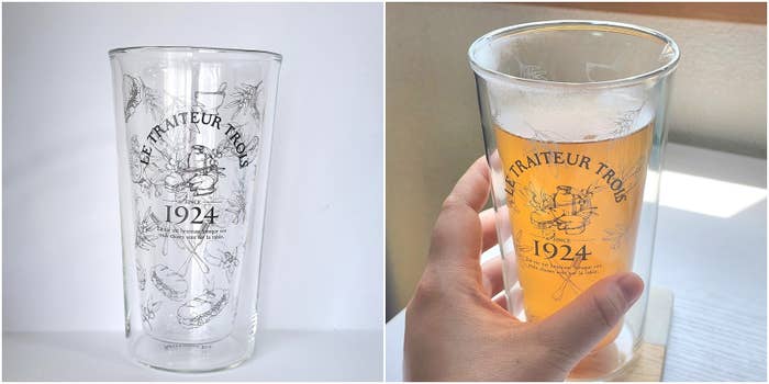 左の画像には、レトロなデザインの「LE TRAITEUR TROIS 1924」グラスが映されています。右の画像ではそのグラスに飲み物が注がれています。