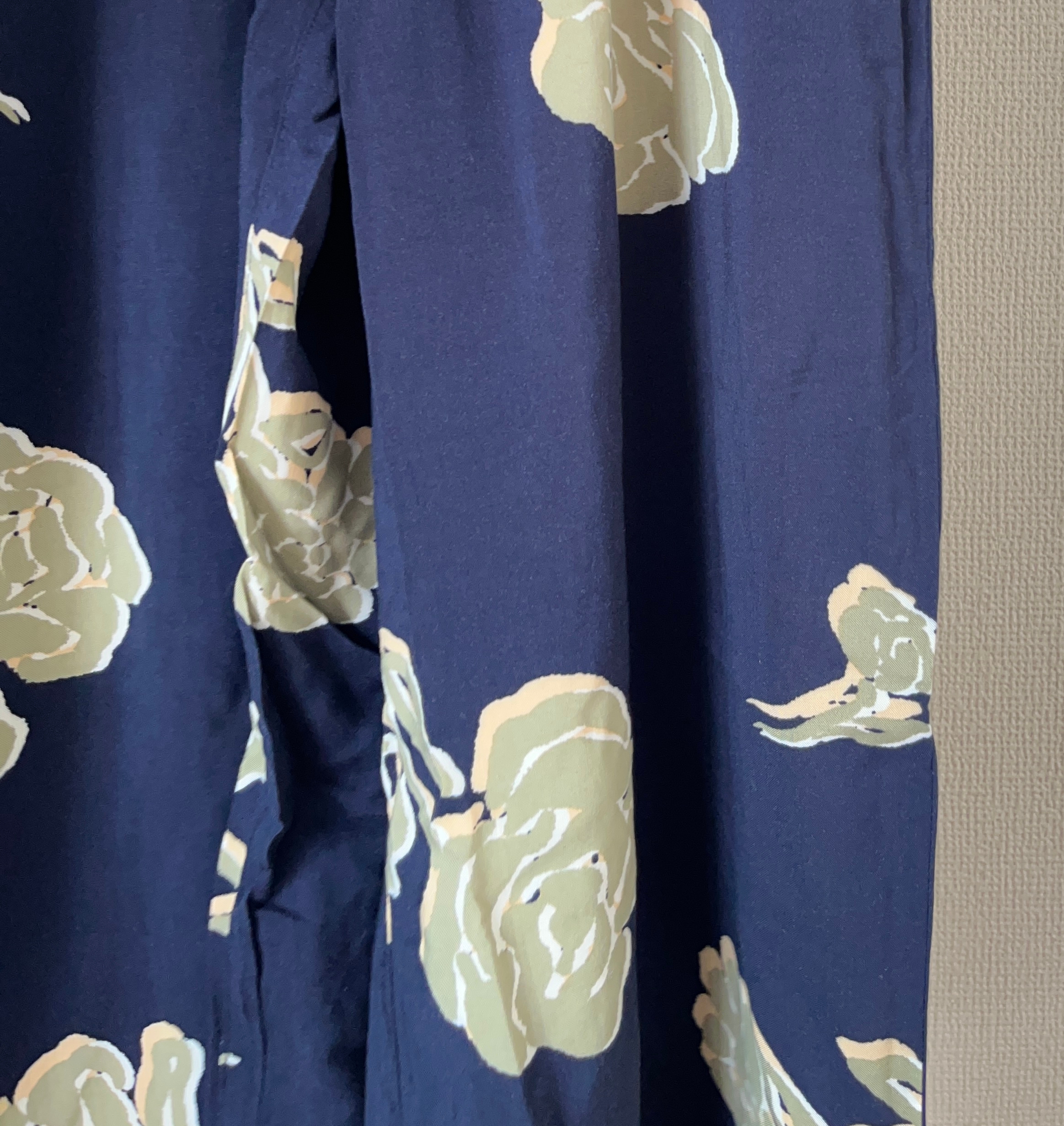 ユニクロの「ドレープイージーパンツ」