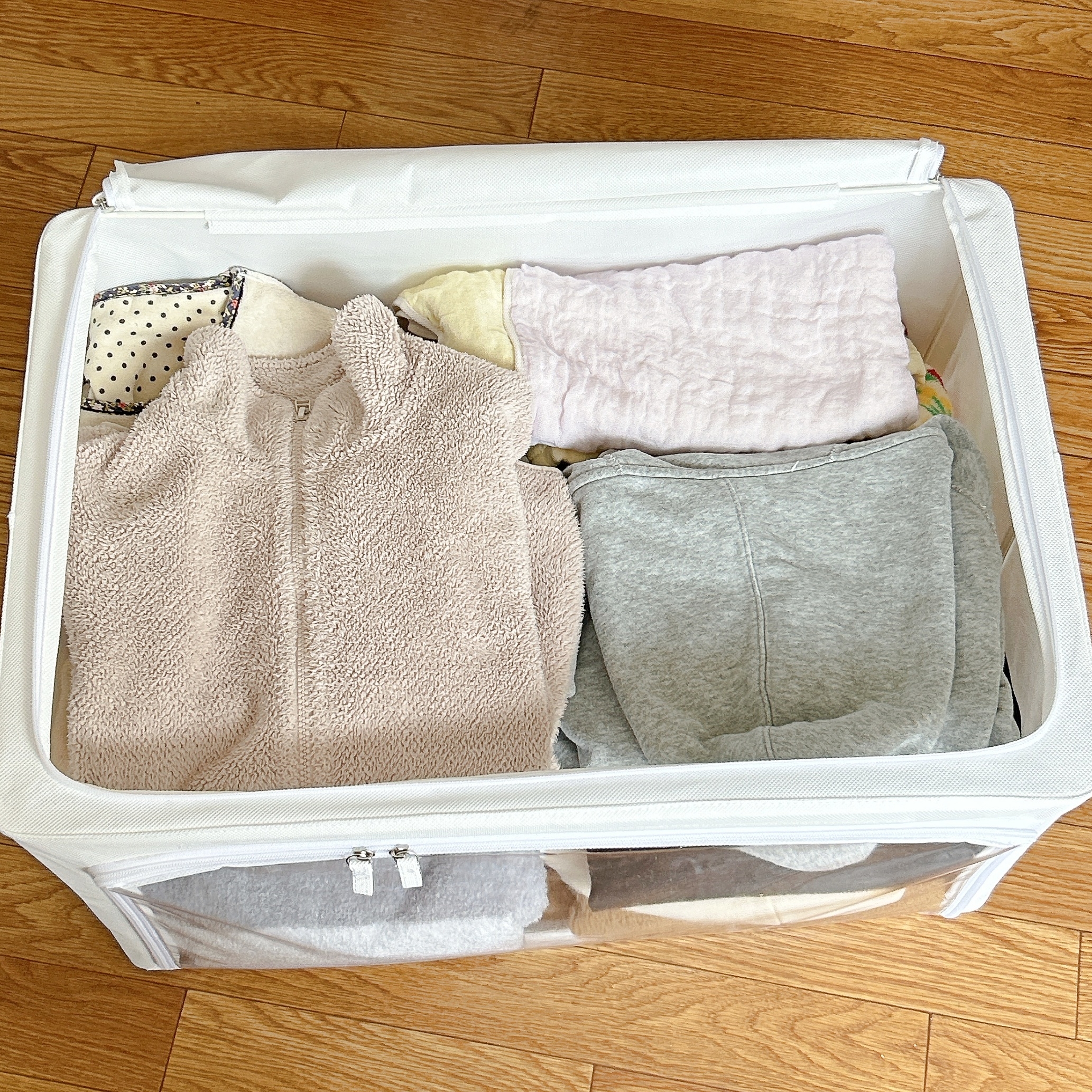 CAINZ(カインズ)の「透明窓付きケース shuhaco ホワイト 60×40×32cm H30」