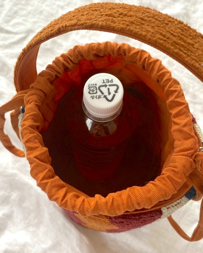 ZARAの「配色円筒形ミニバケットバッグ」