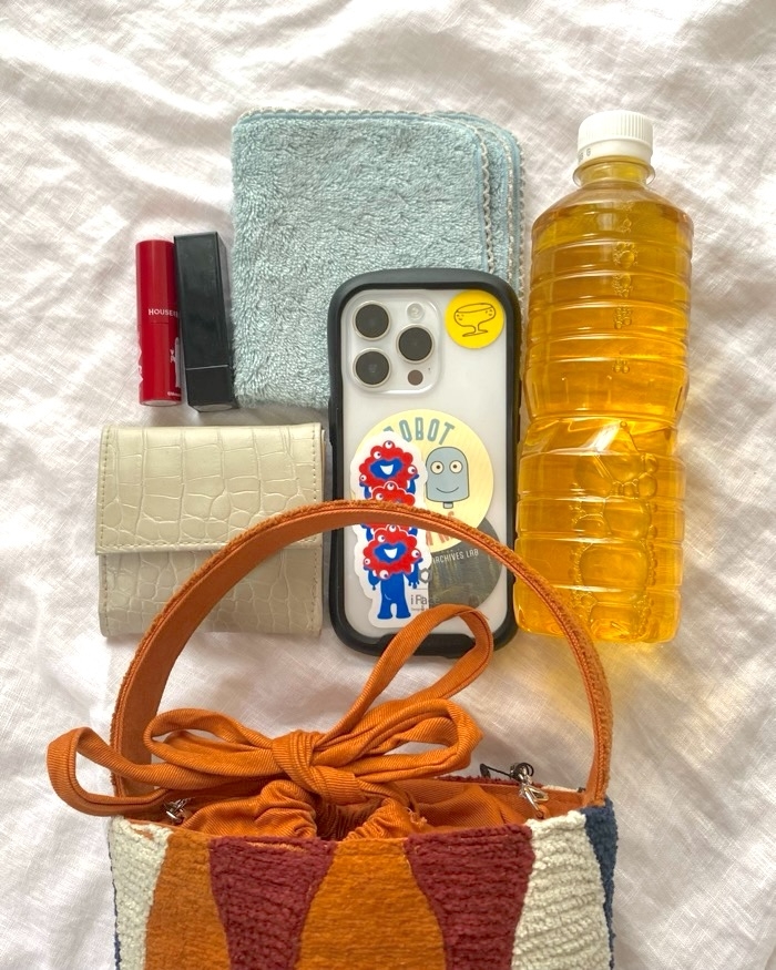 ZARAの「配色円筒形ミニバケットバッグ」