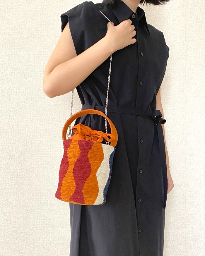 ZARAの「配色円筒形ミニバケットバッグ」