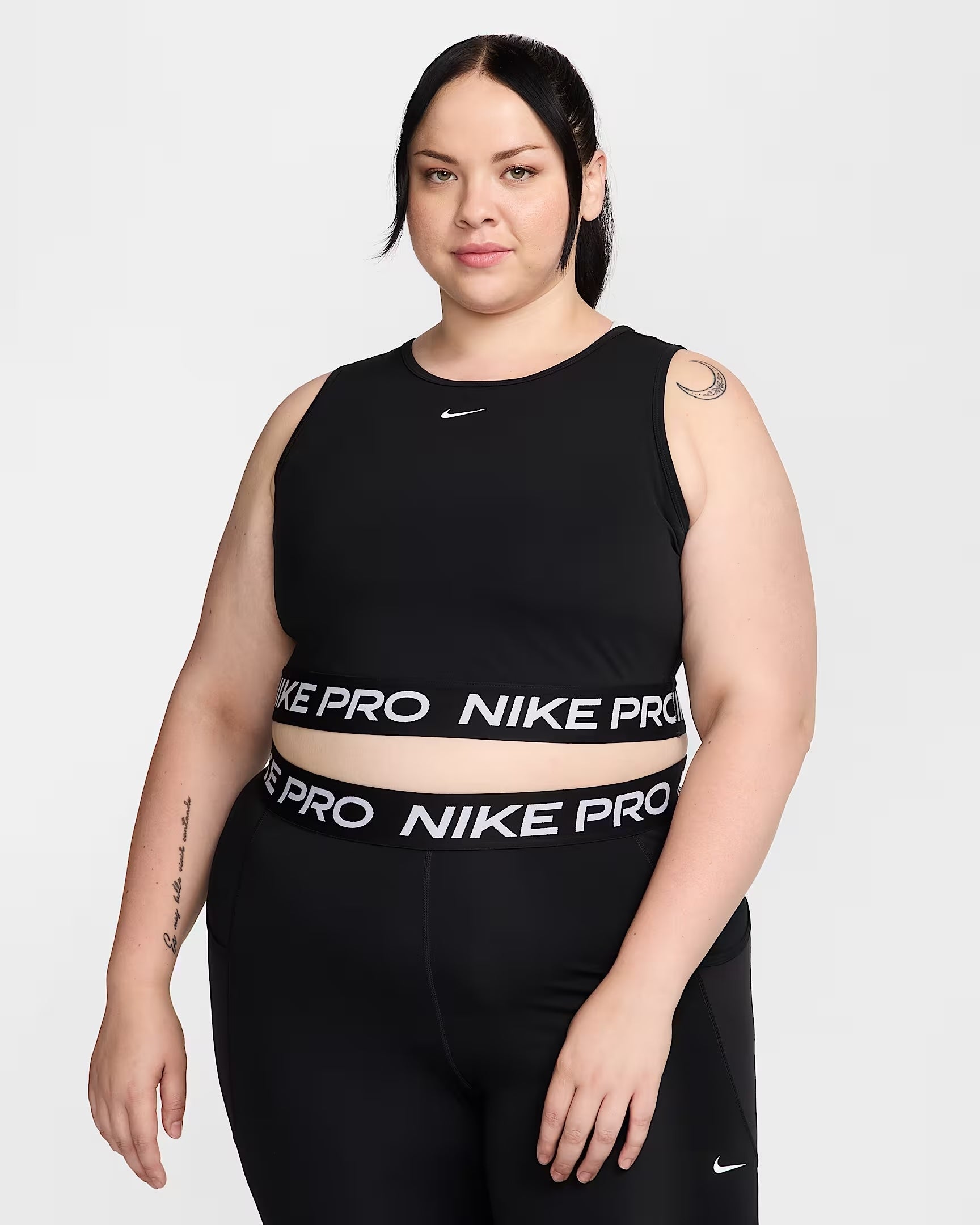 Orang yang mengenakan crop top dan legging atletik tanpa lengan 