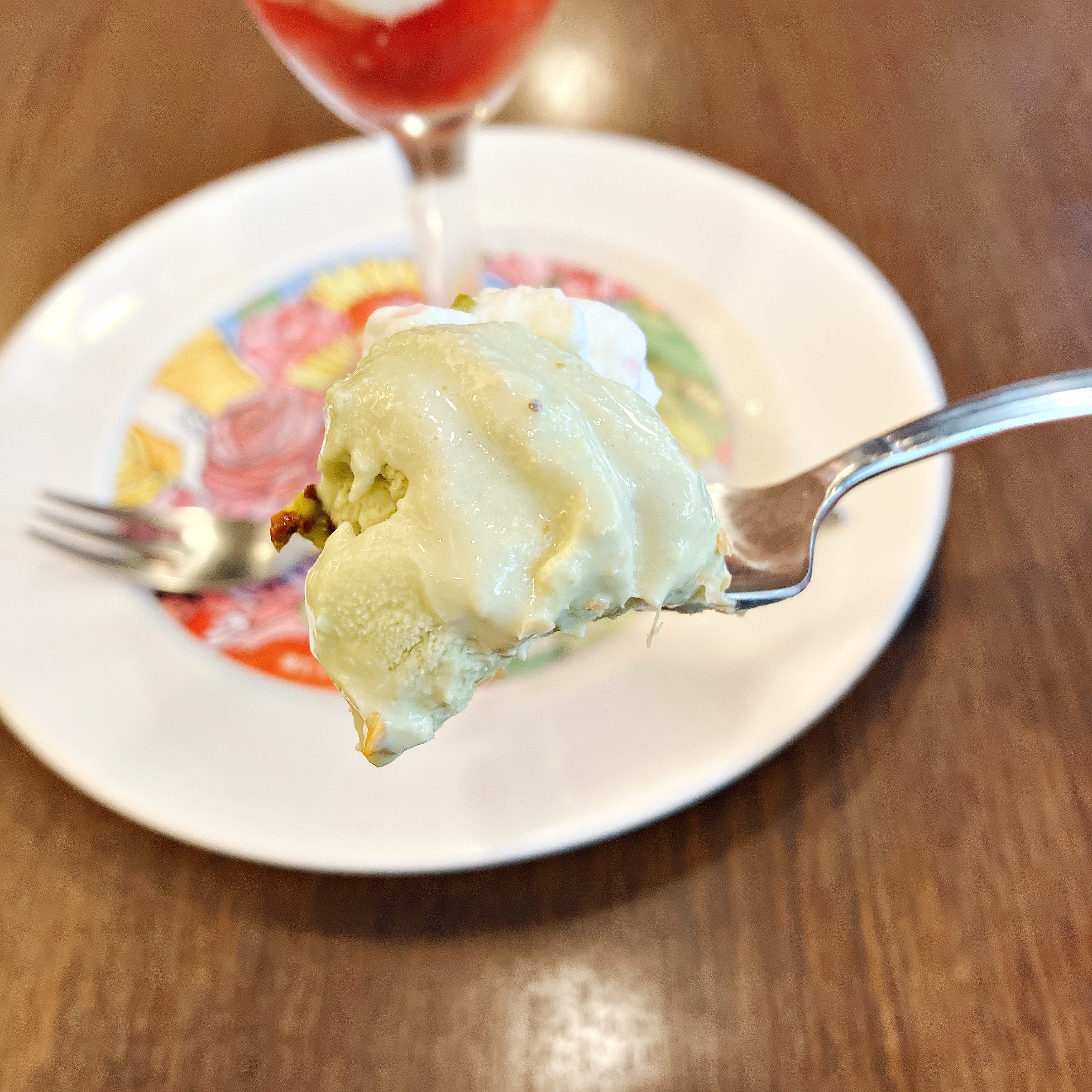 Royal Host(ロイヤルホスト)の「苺とピスタチオのミルフィーユパフェ」