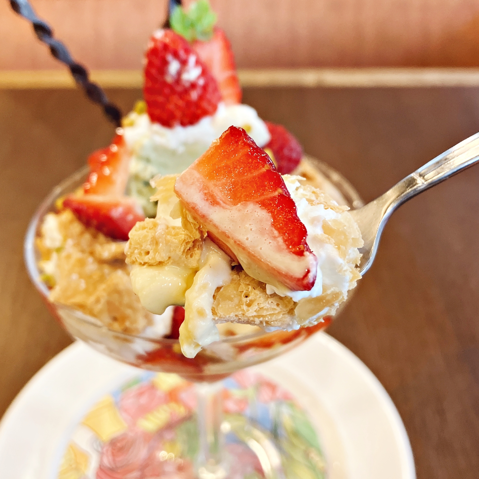 Royal Host(ロイヤルホスト)の「苺とピスタチオのミルフィーユパフェ」