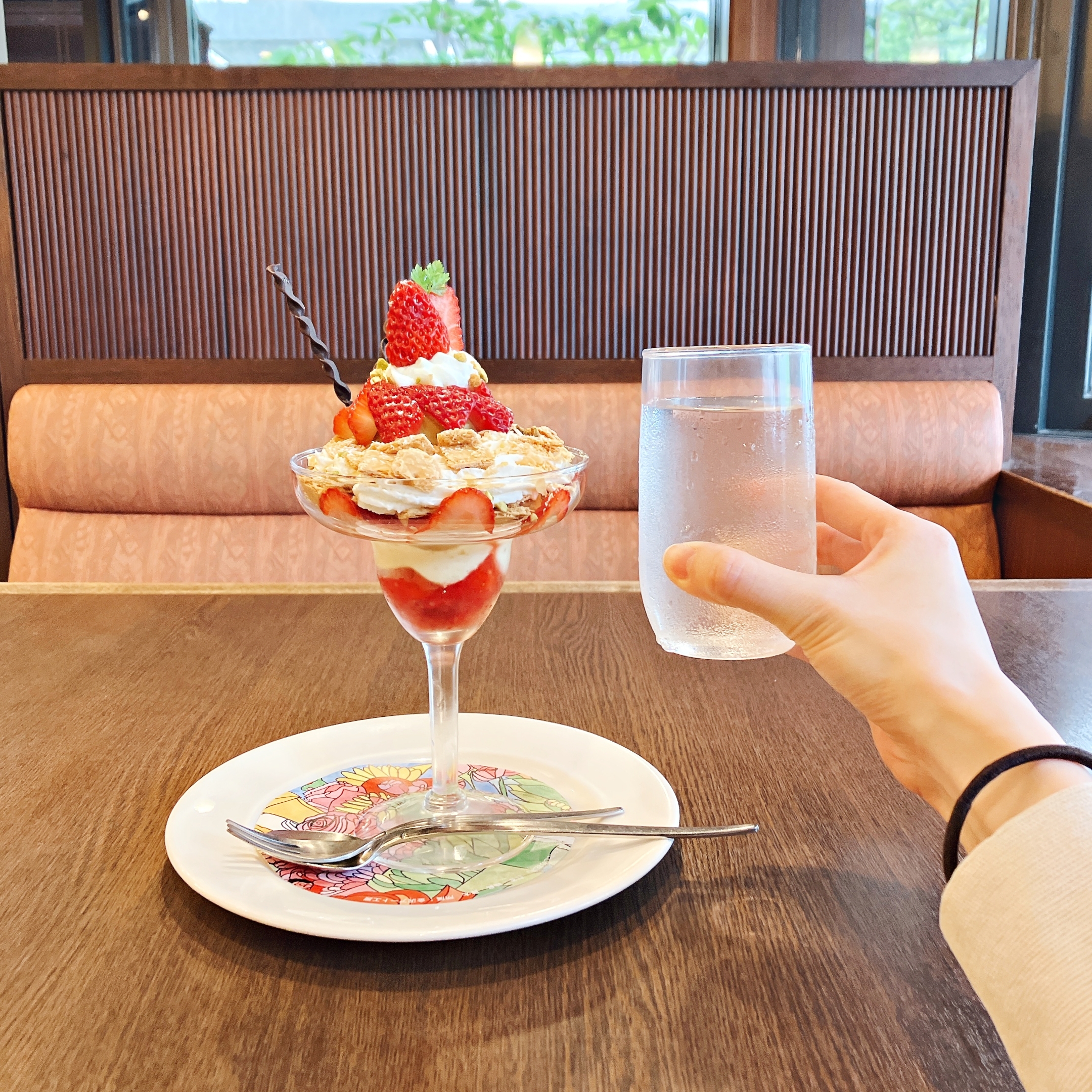 Royal Host(ロイヤルホスト)の「苺とピスタチオのミルフィーユパフェ」