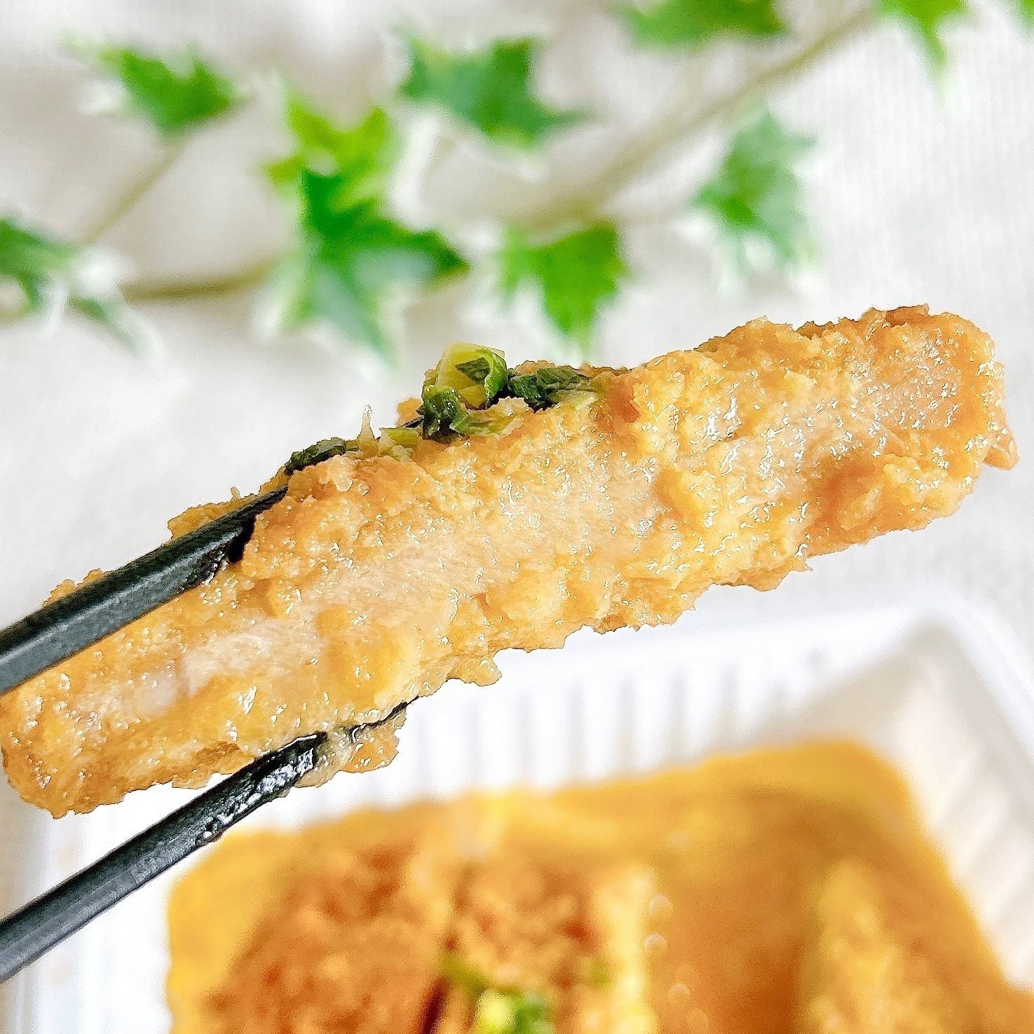 ファミマの「鰹と昆布のだしが香るかつとじ皿」