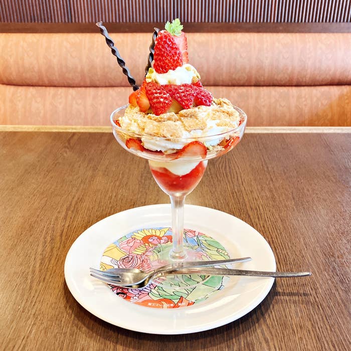 Royal Host(ロイヤルホスト)の「苺とピスタチオのミルフィーユパフェ」