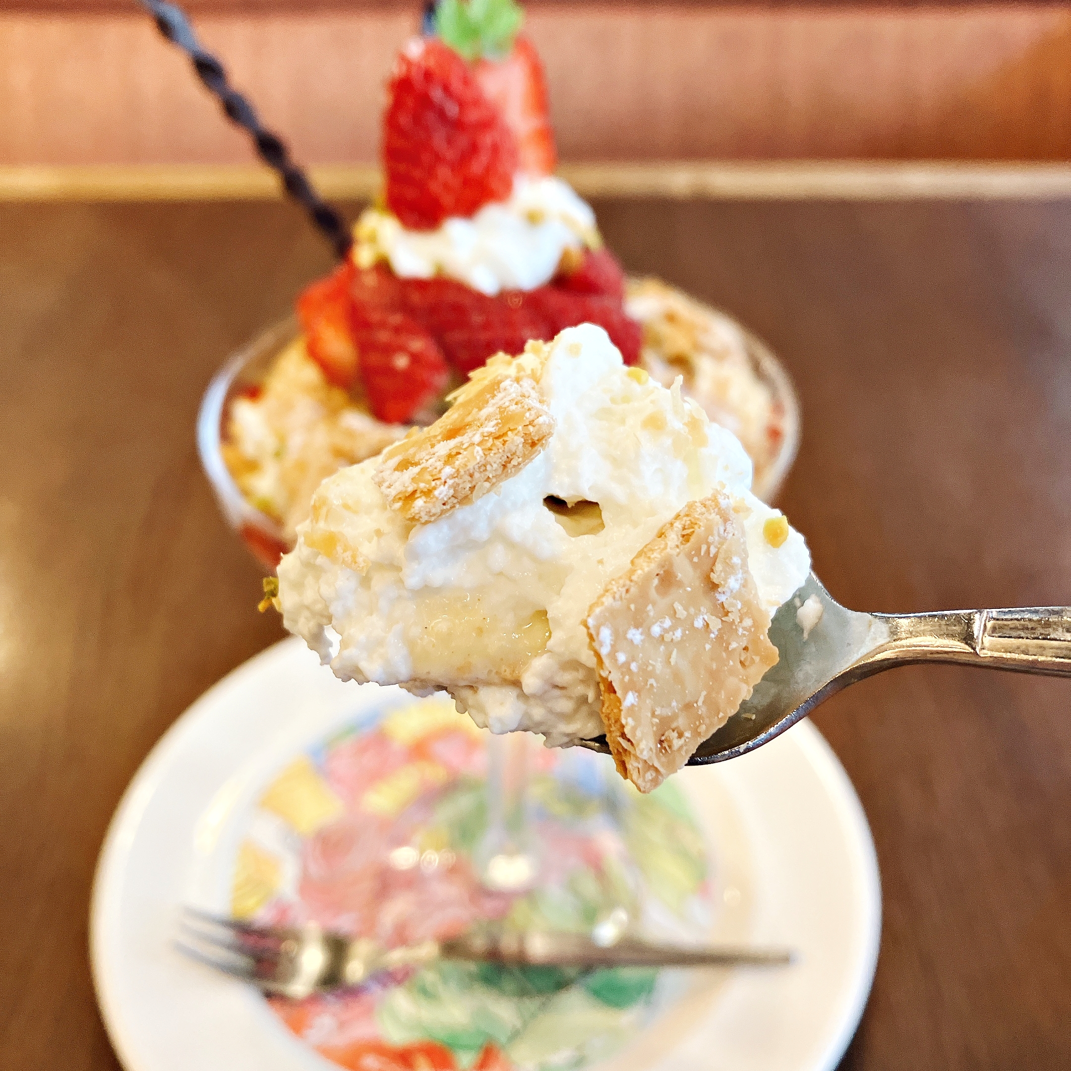 Royal Host(ロイヤルホスト)の「苺とピスタチオのミルフィーユパフェ」