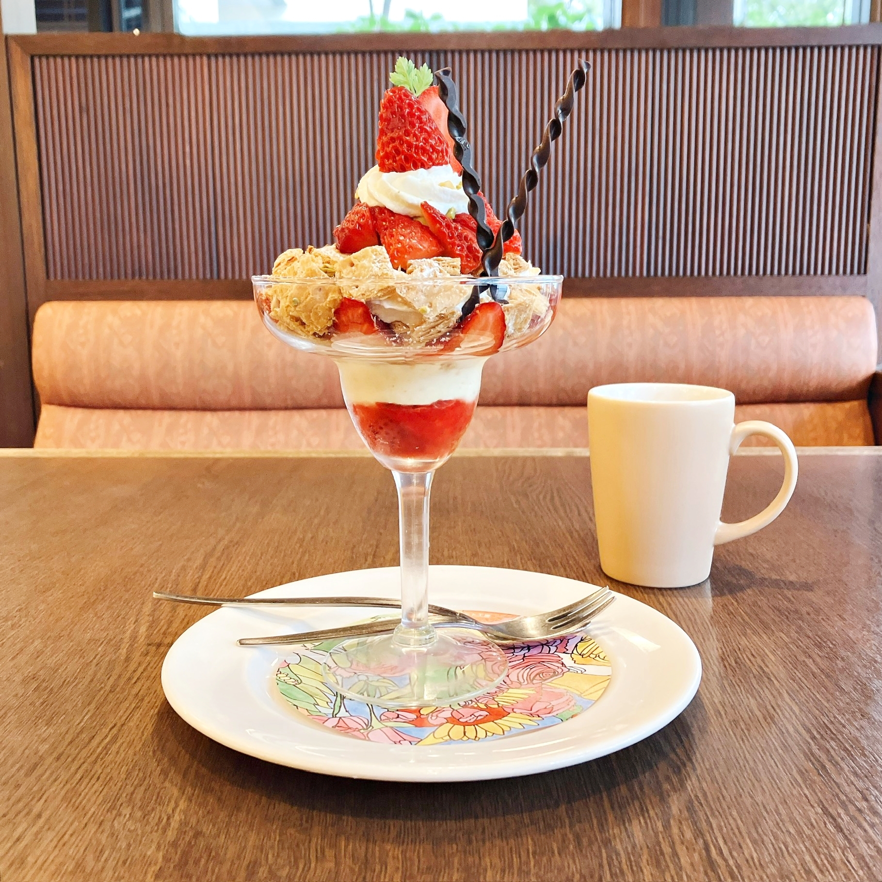 Royal Host(ロイヤルホスト)の「苺とピスタチオのミルフィーユパフェ」