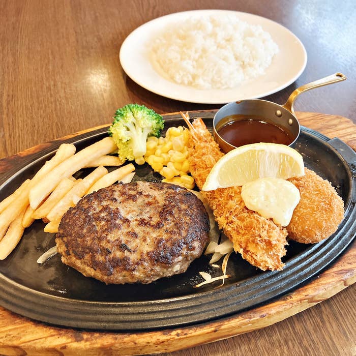 Royal Host（ロイヤルホスト）の「ハンバーグ＆天然海老フライと紅ずわい蟹のクリームコロッケ」