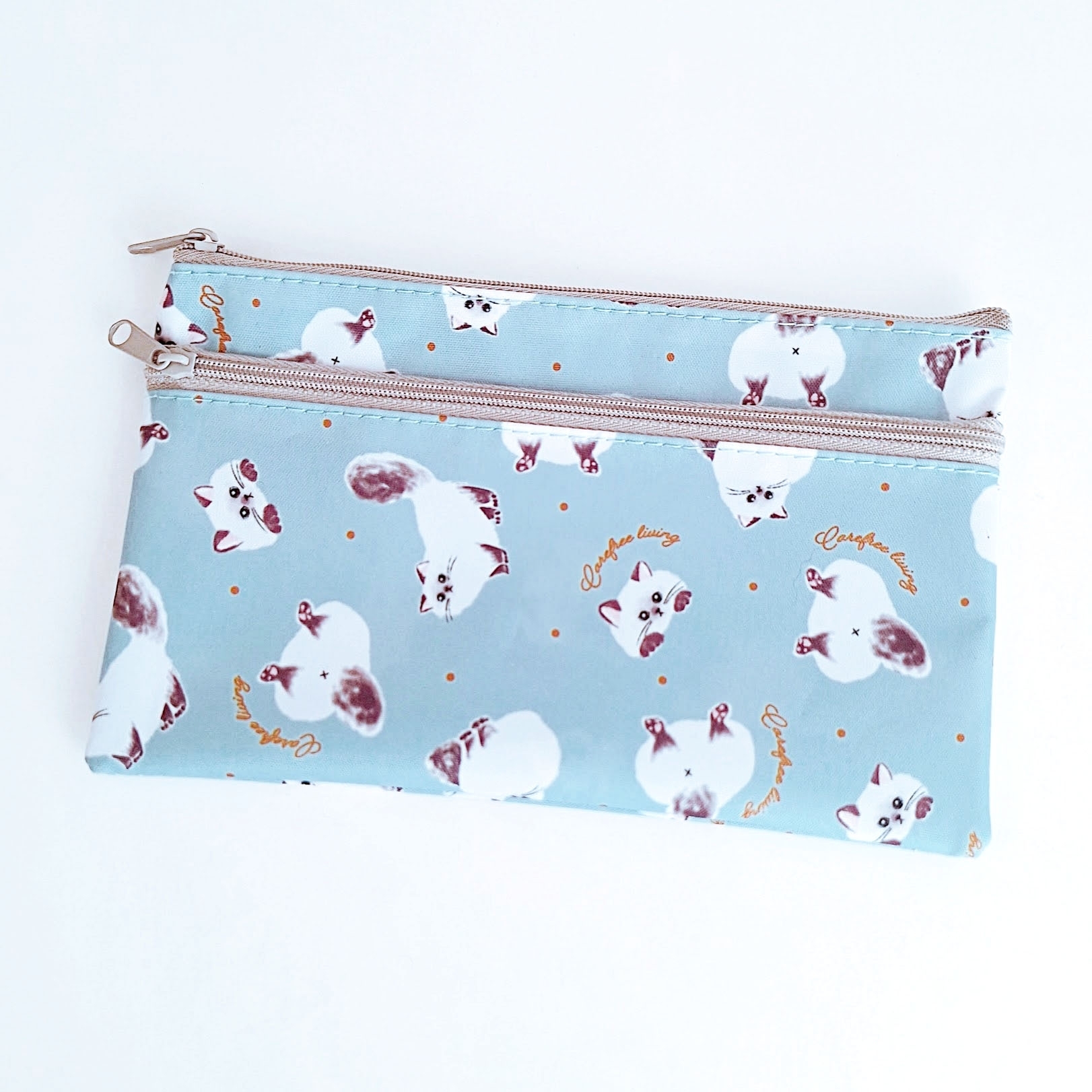 キツネのイラストが描かれたデザインのダブルジッパーポーチ。