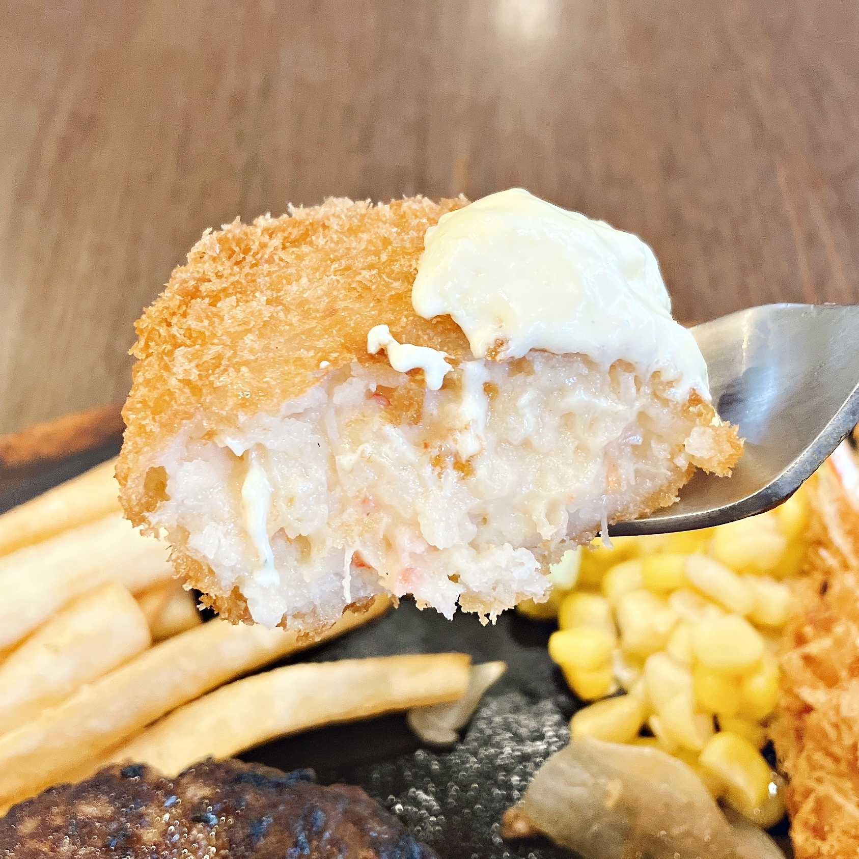 Royal Host（ロイヤルホスト）の「ハンバーグ＆天然海老フライと紅ずわい蟹のクリームコロッケ」