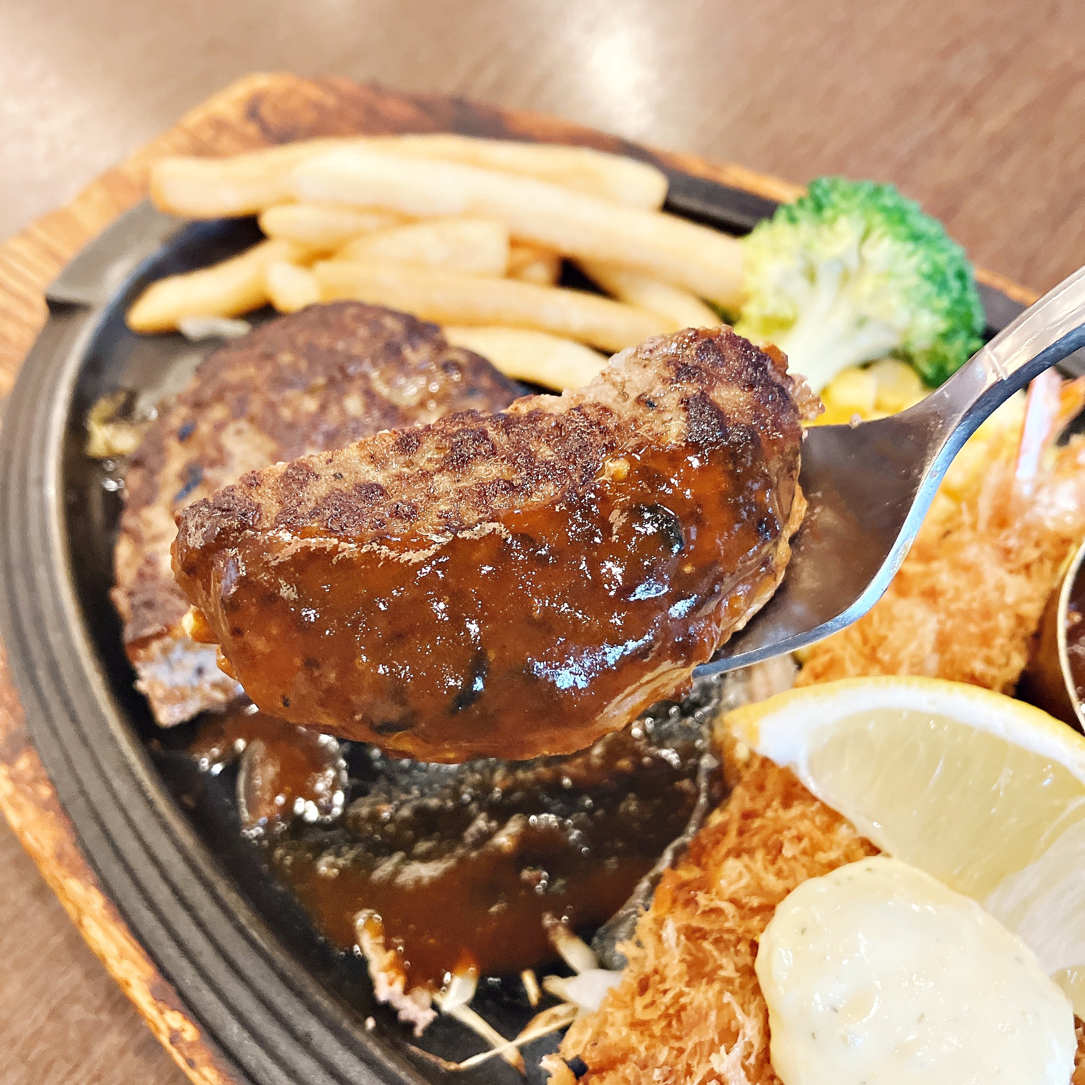 Royal Host（ロイヤルホスト）の「ハンバーグ＆天然海老フライと紅ずわい蟹のクリームコロッケ」