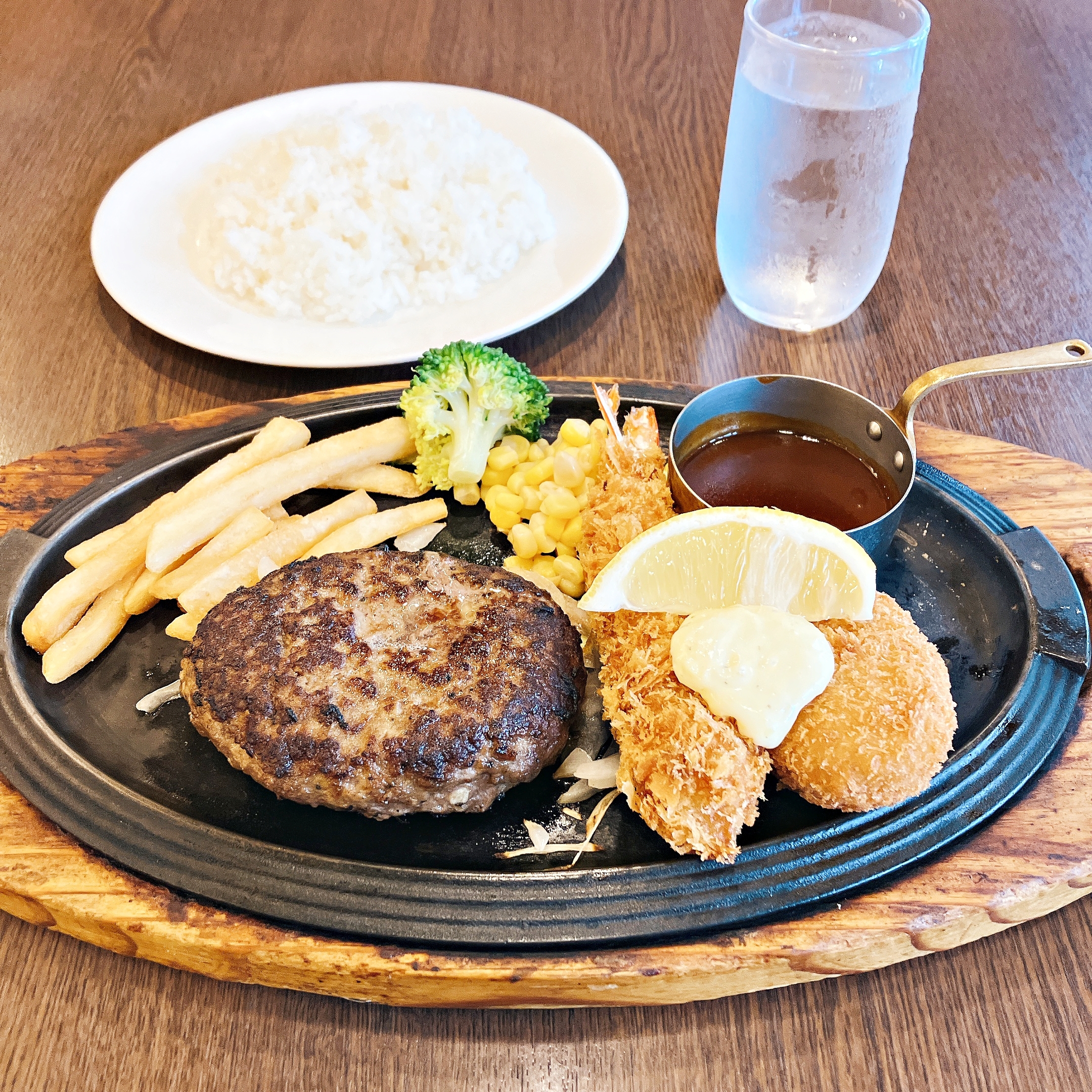 Royal Host（ロイヤルホスト）の「ハンバーグ＆天然海老フライと紅ずわい蟹のクリームコロッケ」