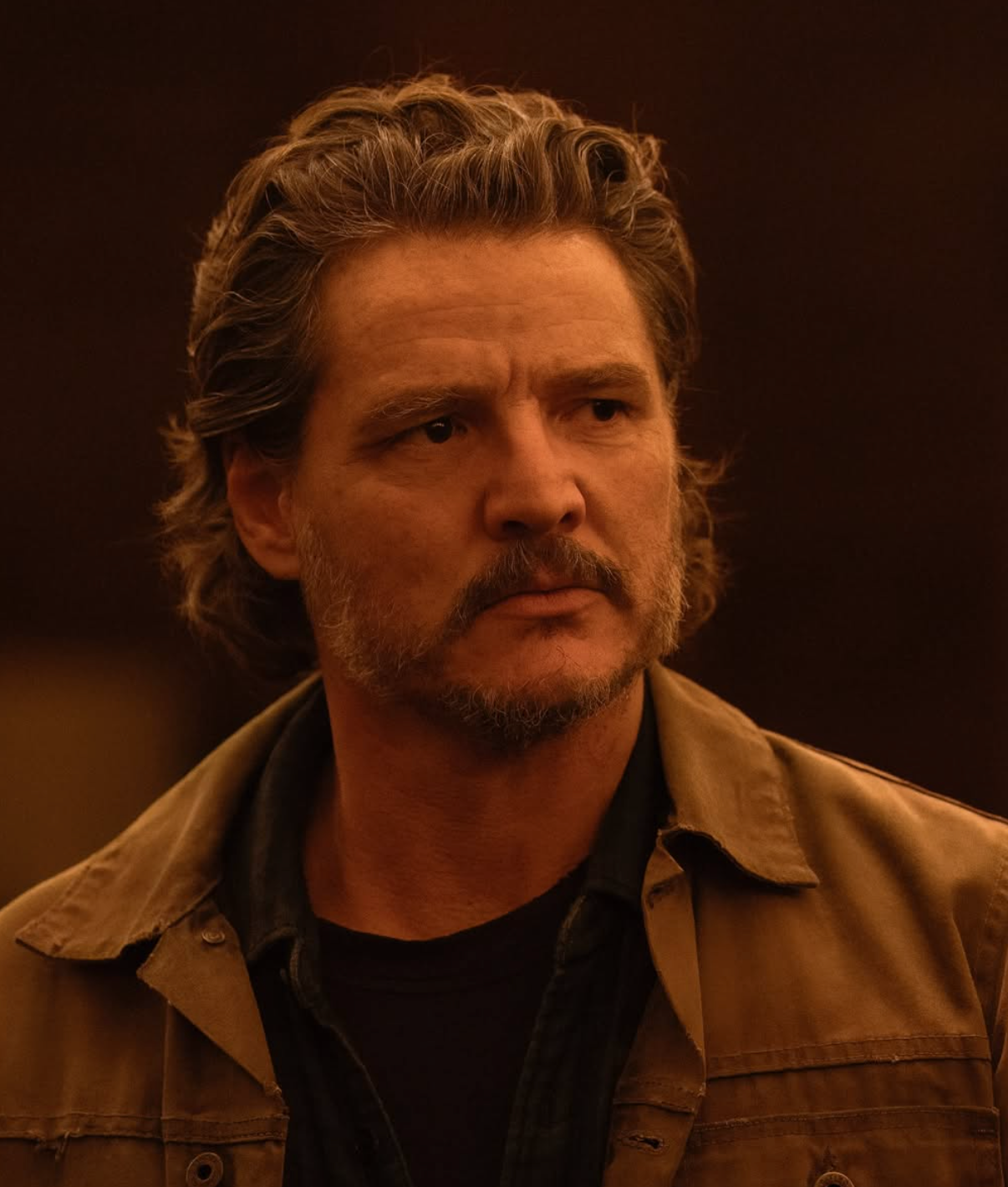 Hombre de mediana edad con chaqueta casual, expresión seria. Su peinado es ondulado y tiene bigote. La imagen es de un artículo sobre cine y televisión