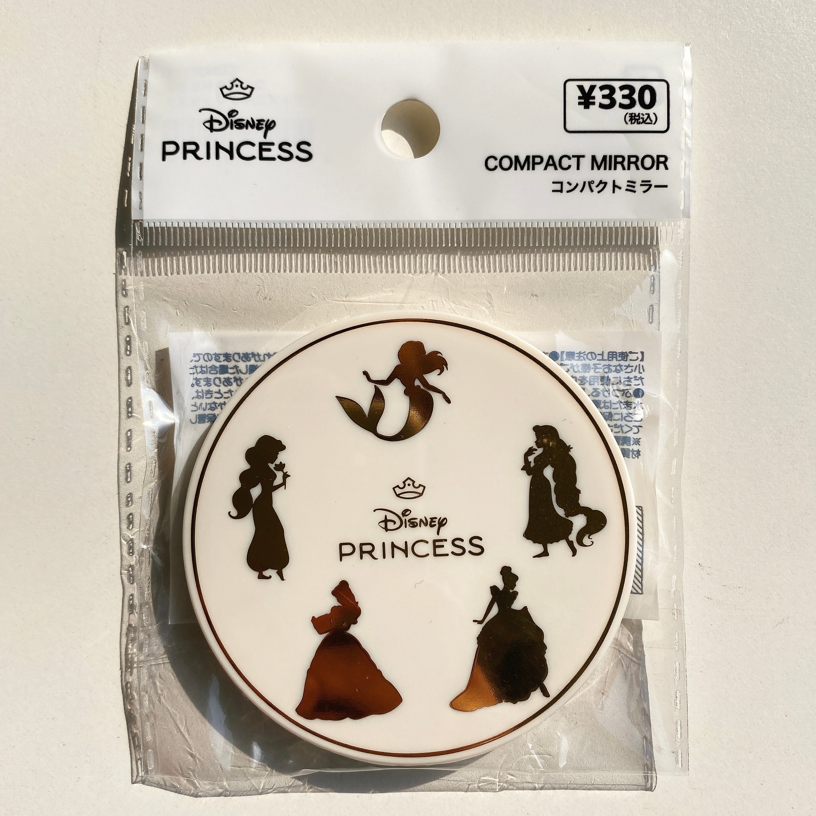 ディズニープリンセスのシルエットが描かれたコンパクトミラー。価格は税込¥330。