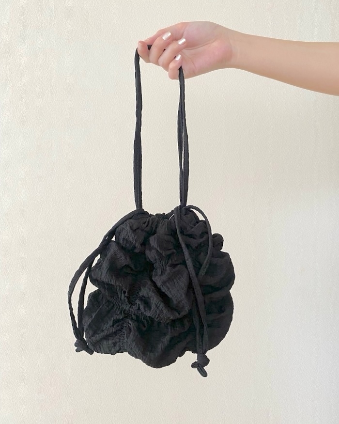 GUの「シャーリングドローストリングバッグ+E」