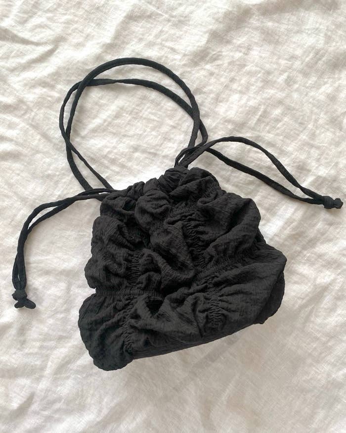 GUの「シャーリングドローストリングバッグ+E」