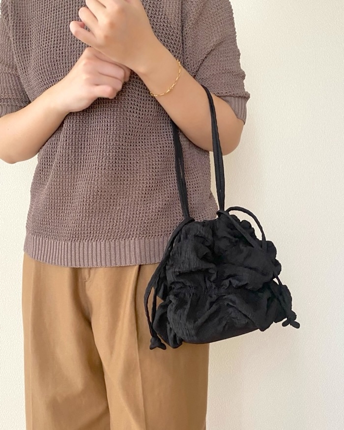 GUの「シャーリングドローストリングバッグ+E」