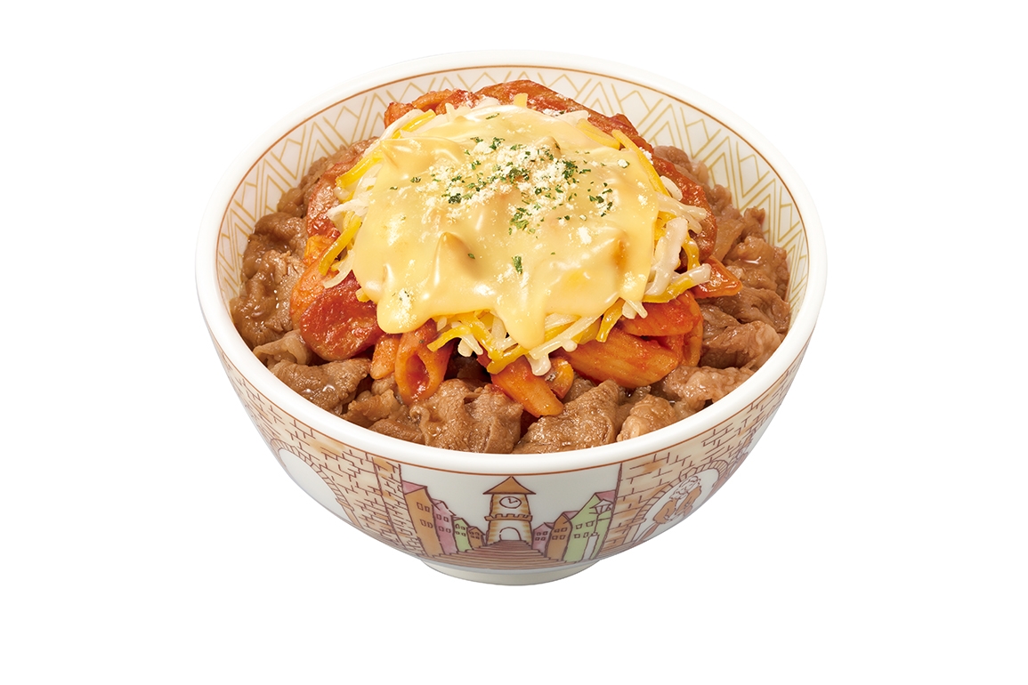 牛肉とキムチ、チーズがトッピングされた丼の画像。