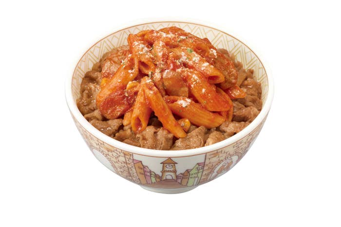 牛丼の上にトマトソースのペンネが乗った料理が白い器に盛られています。