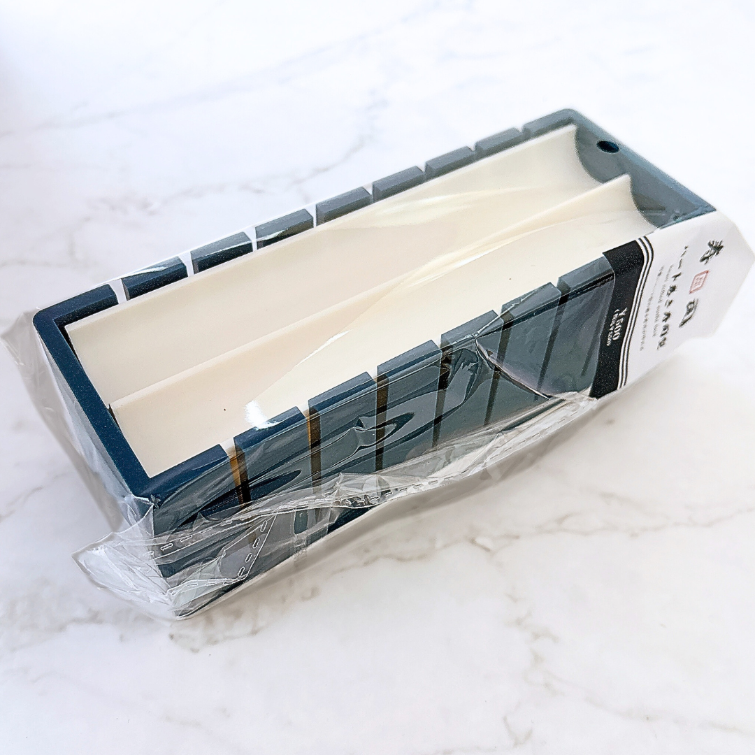 革製のペンケースがプラスチック包装に包まれている様子。