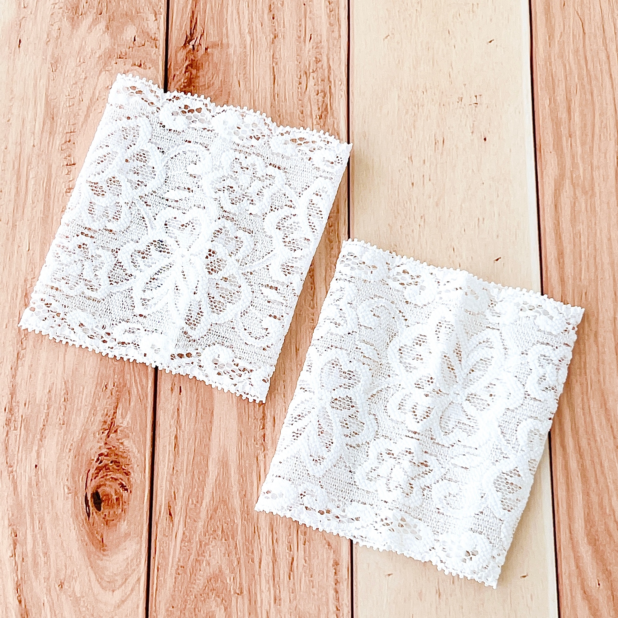 DAISO(ダイソー)の「サンダルソックス(バンドタイプ、レース生地、大花柄)」