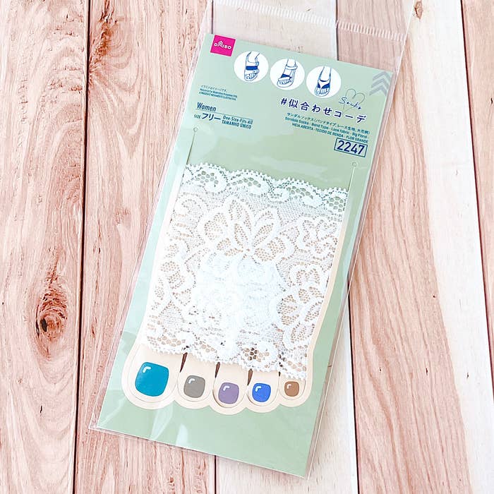 DAISO(ダイソー)の「サンダルソックス(バンドタイプ、レース生地、大花柄)」