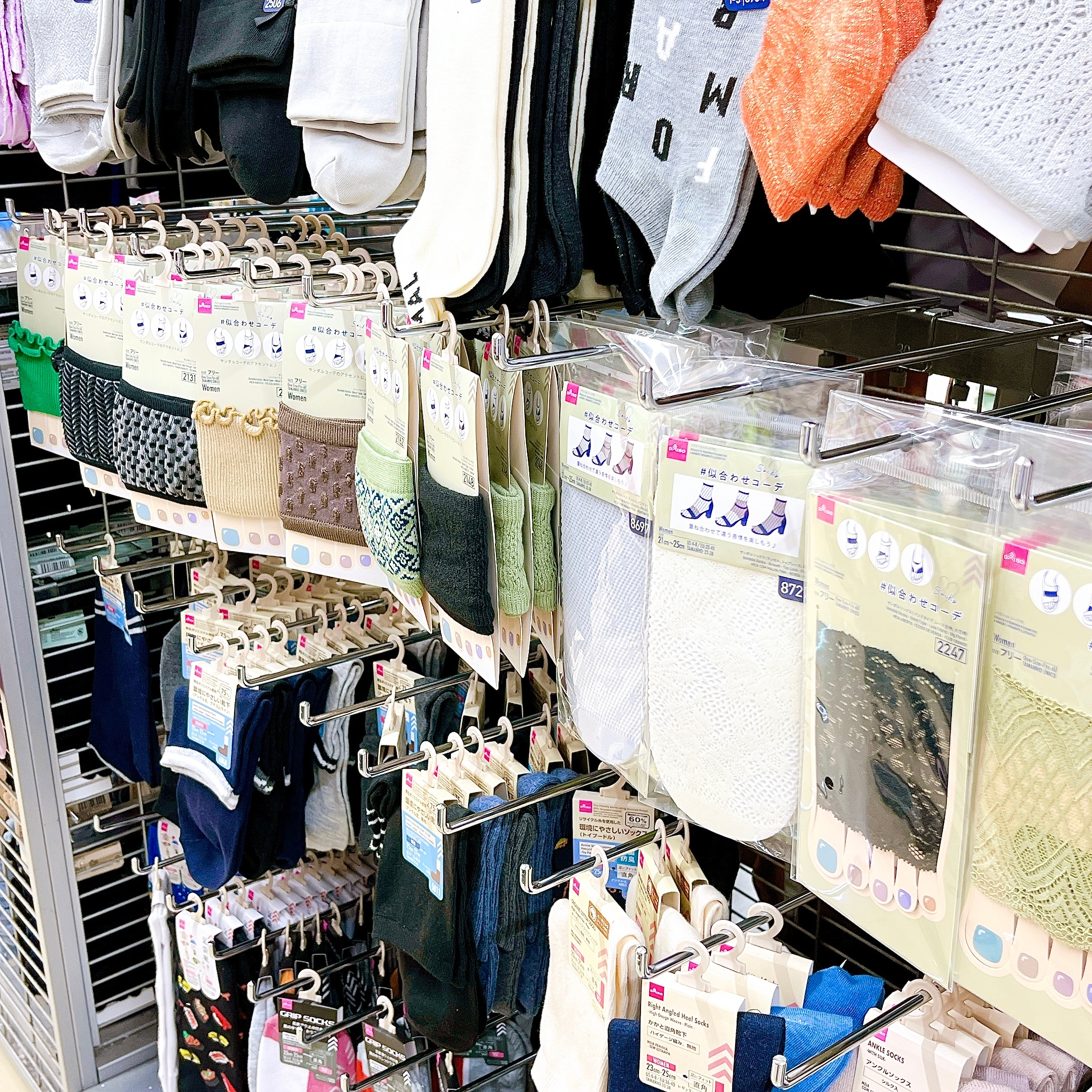 DAISO(ダイソー)の「サンダルソックス(バンドタイプ、レース生地、大花柄)」