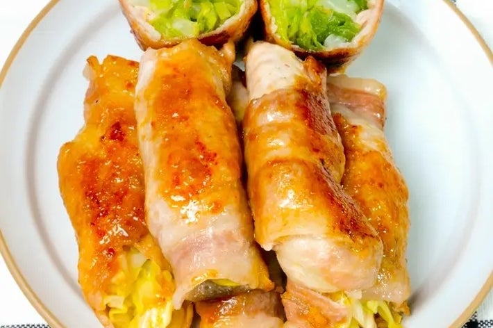 皿に並ぶ肉巻き野菜料理。野菜を肉で包んで焼いた料理が美味しそうに盛り付けられている。