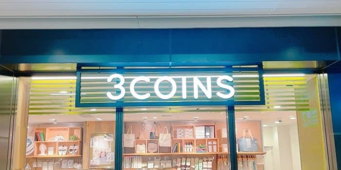 3COINSの店舗入り口。日用品やアクセサリーが棚に並べられている。