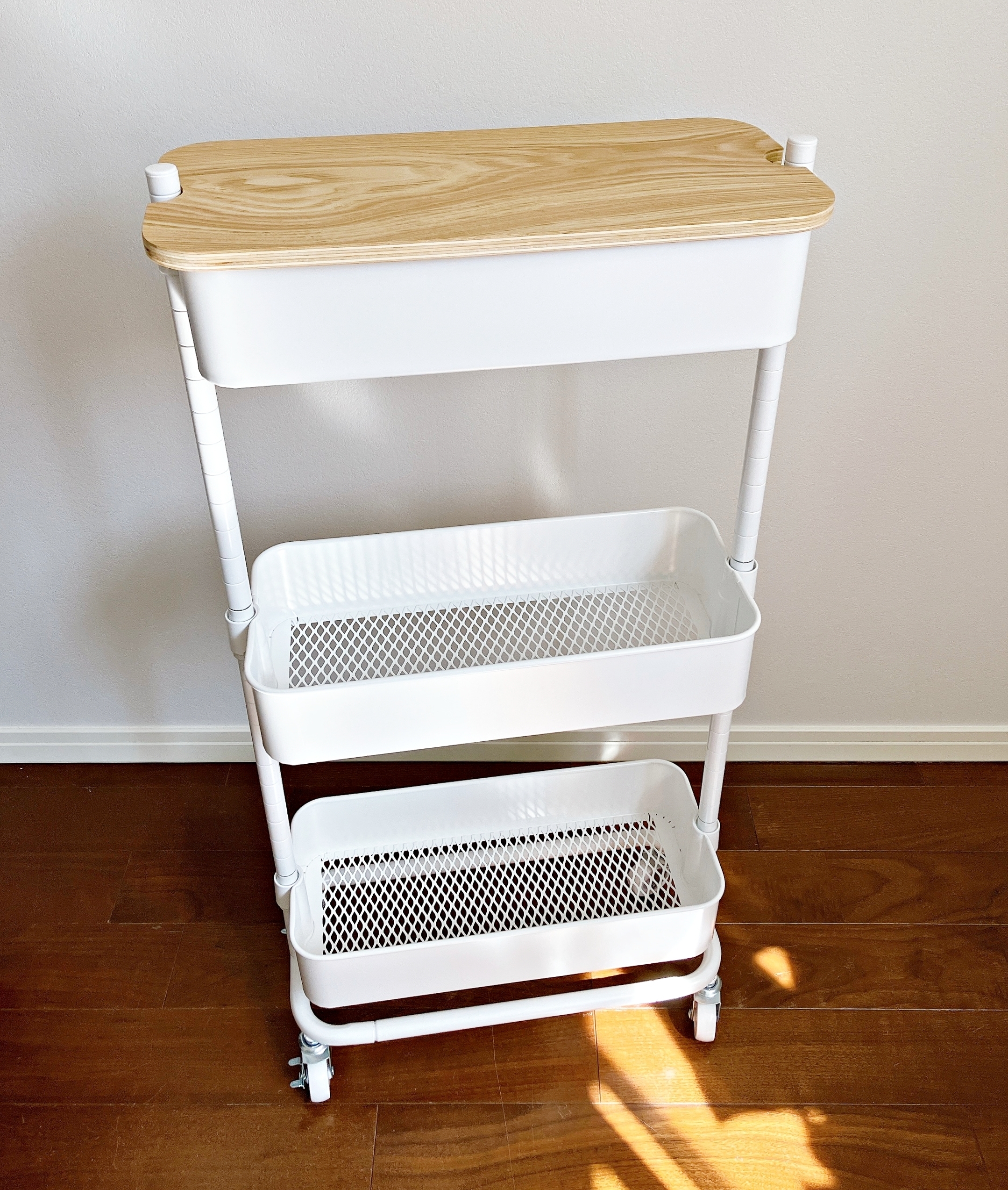 ニトリの「【隙間収納】スチールワゴントロリスリム 蓋トレー付き2点セットWH」