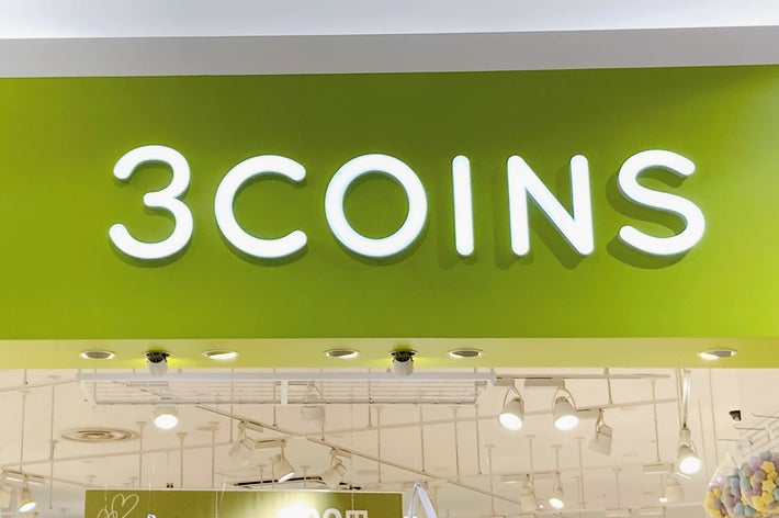 「3COINS」と書かれた店の看板が映っている。