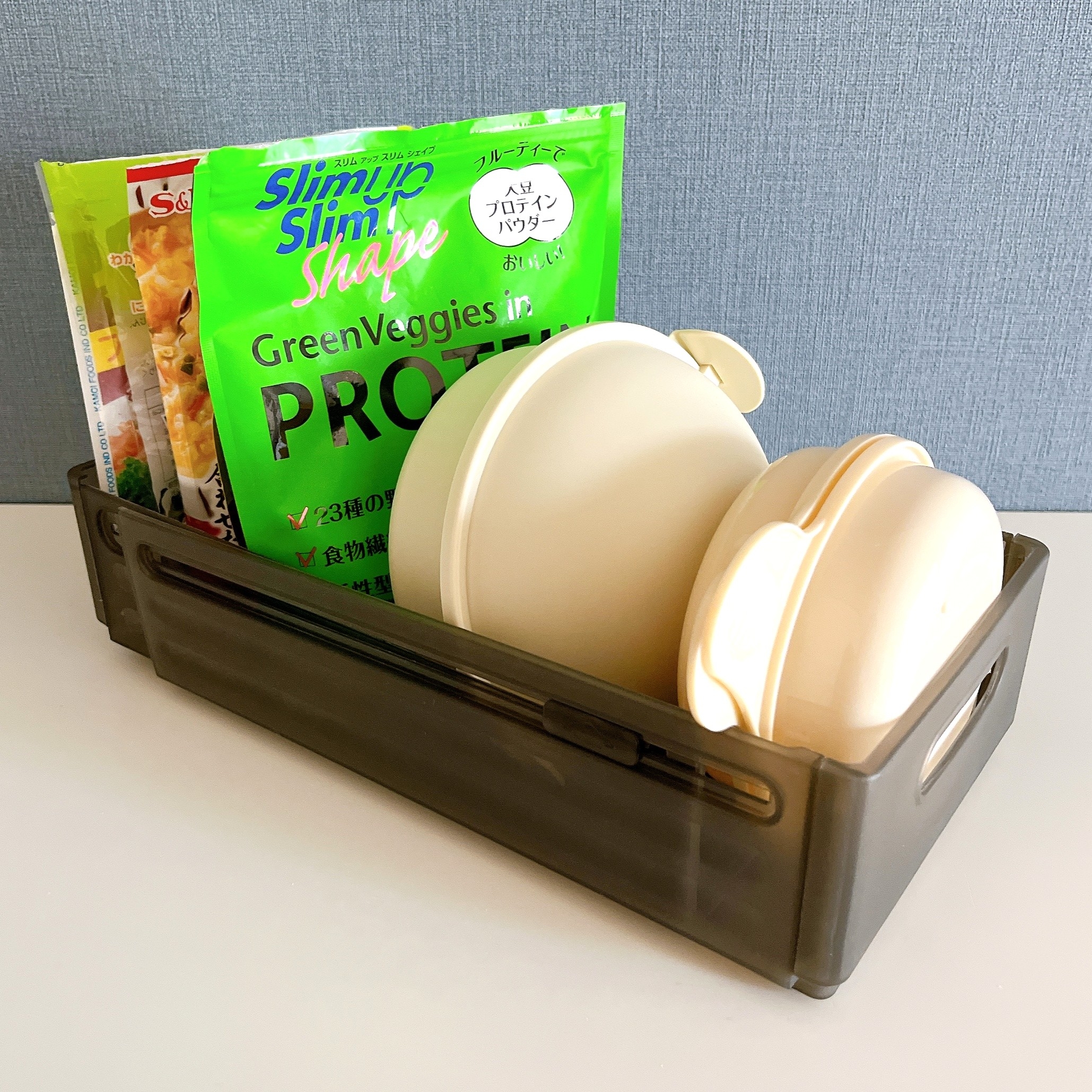 プラスチック容器に入ったインスタント食品パッケージと蓋付きの食品容器。