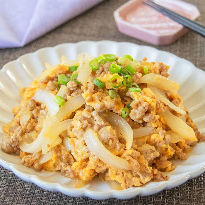 お皿に盛られた新玉ねぎとひき肉と卵の炒め物。小ネギがトッピングされている。
