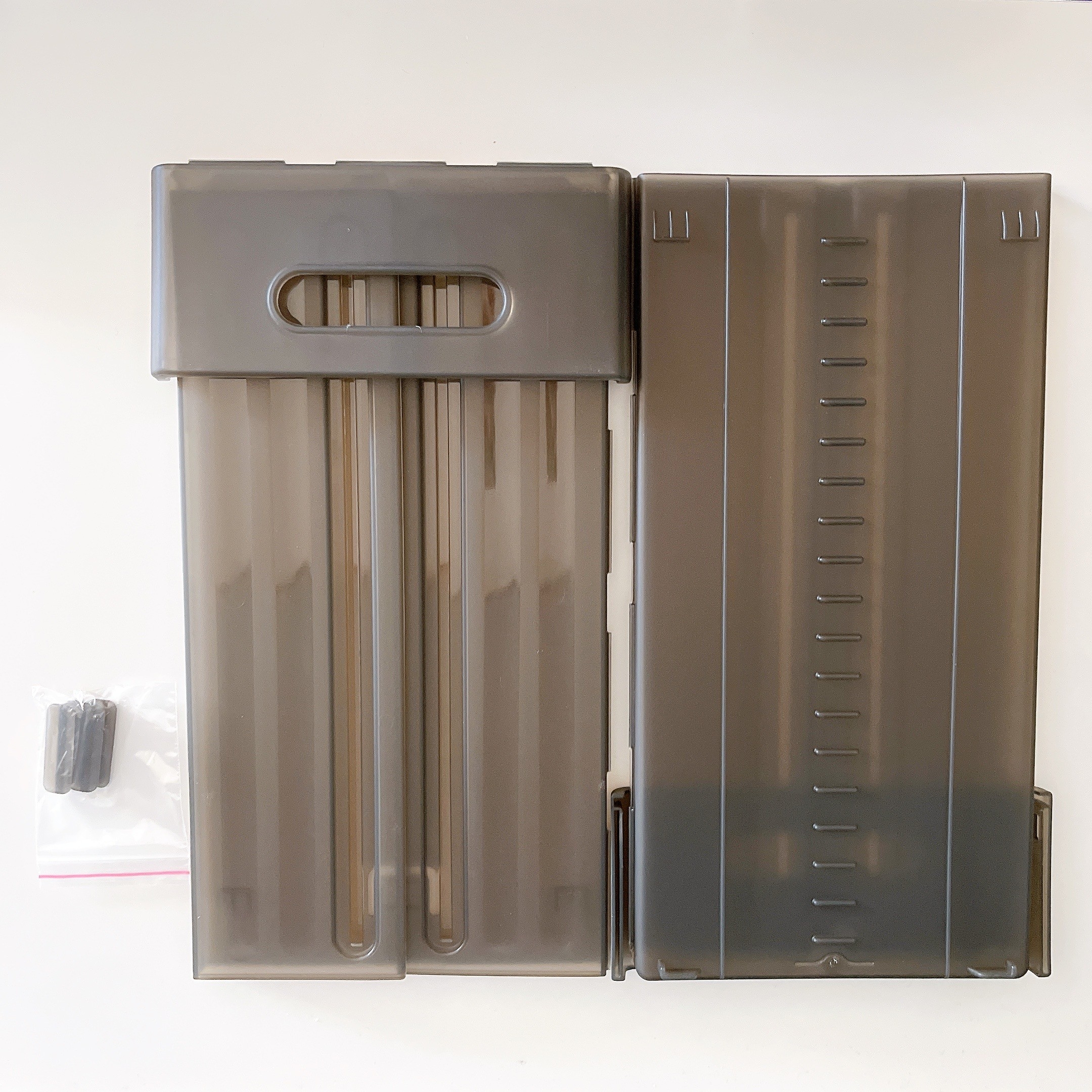 プラスチック製の折りたたみ式書類スタンドとスペーサーのセットが並んでいる。
