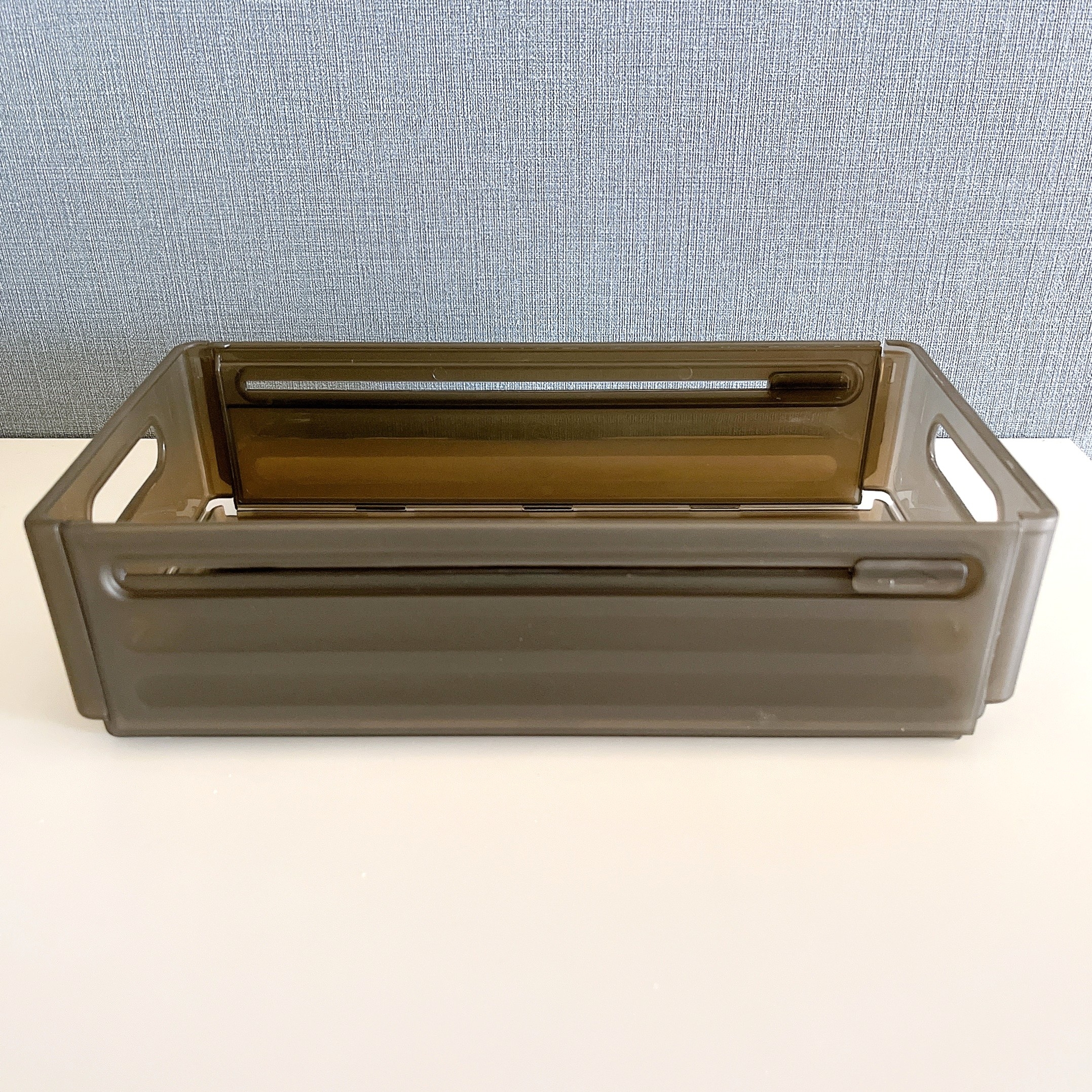 プラスチック製の直方体コンテナが白い表面に置かれている。