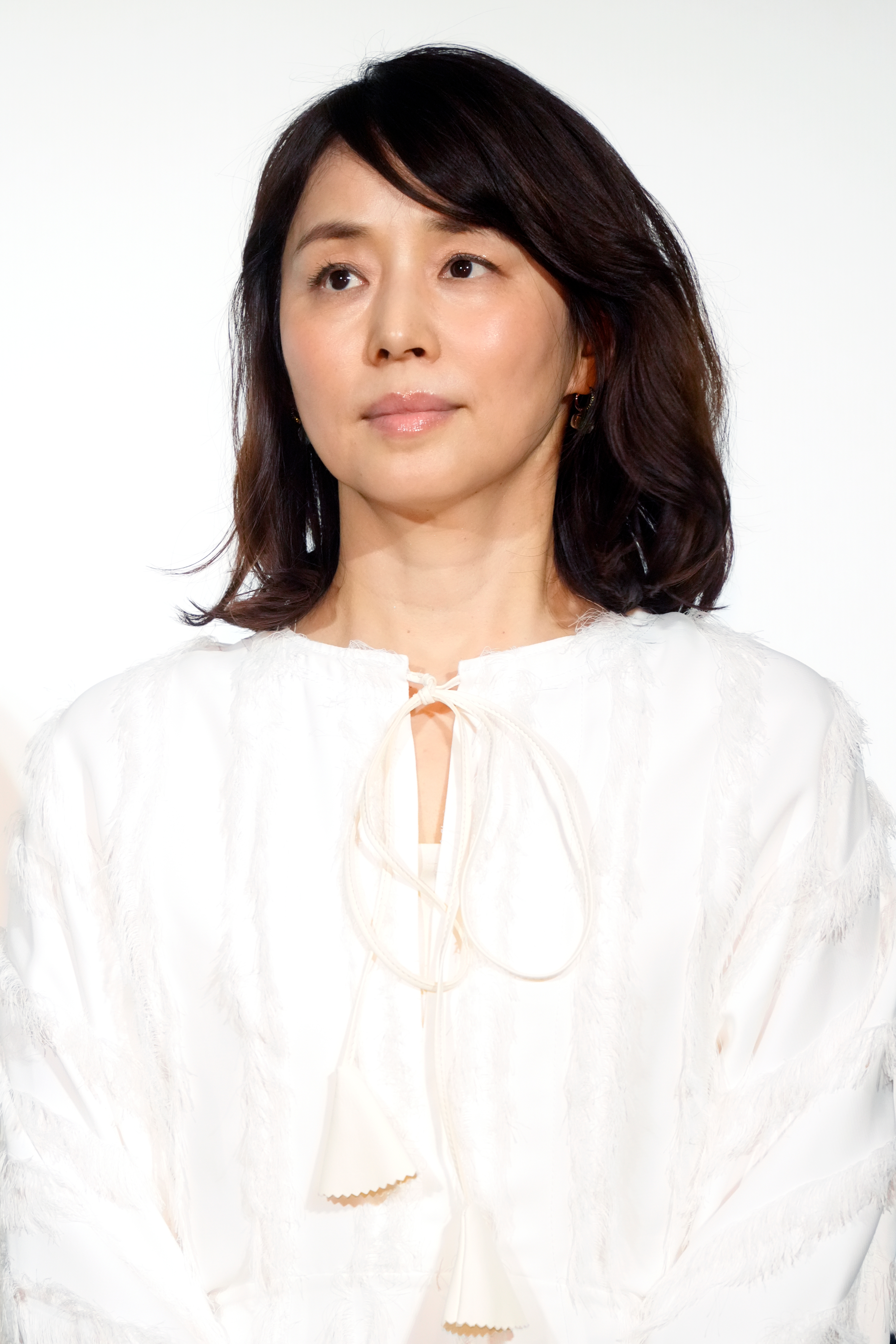 石田ゆり子、春の私服コーデに絶賛の声「大人かわいい」「どれも素敵で