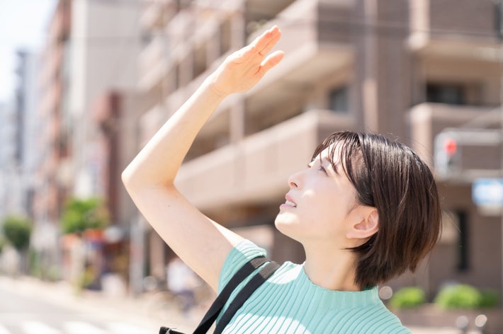 日差しがきつい日のイメージ（Miya227 / Getty Images）