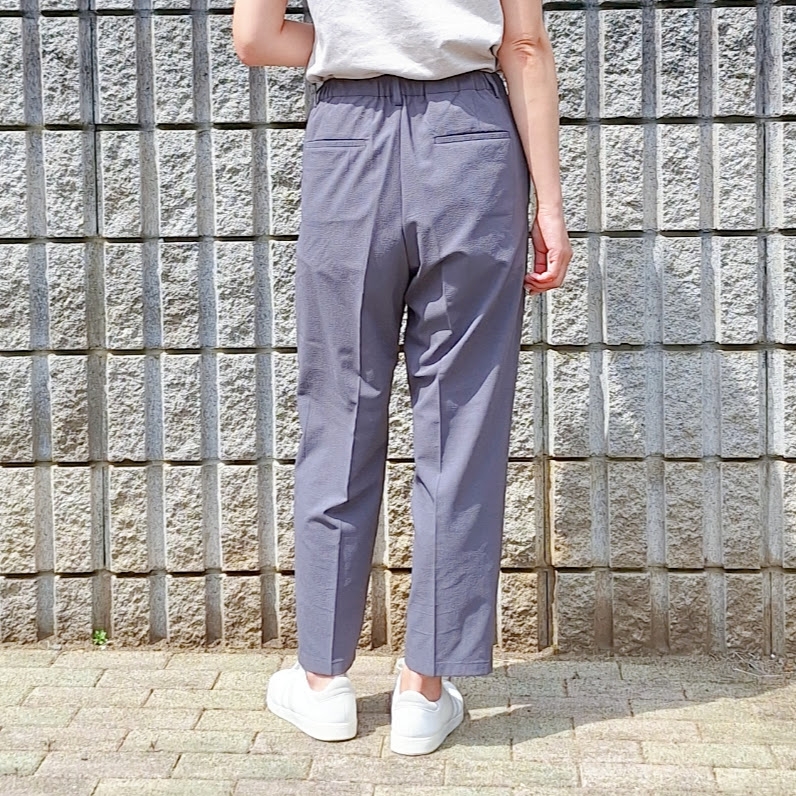 無印良品「婦人 風を通す ストレッチサッカーイージーテーパードパンツ」