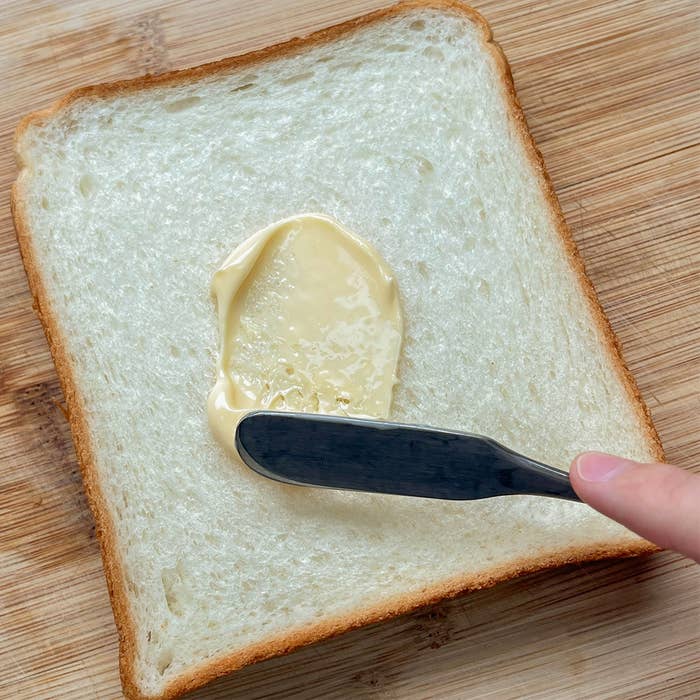 食パンにマヨネーズを塗っている様子。
