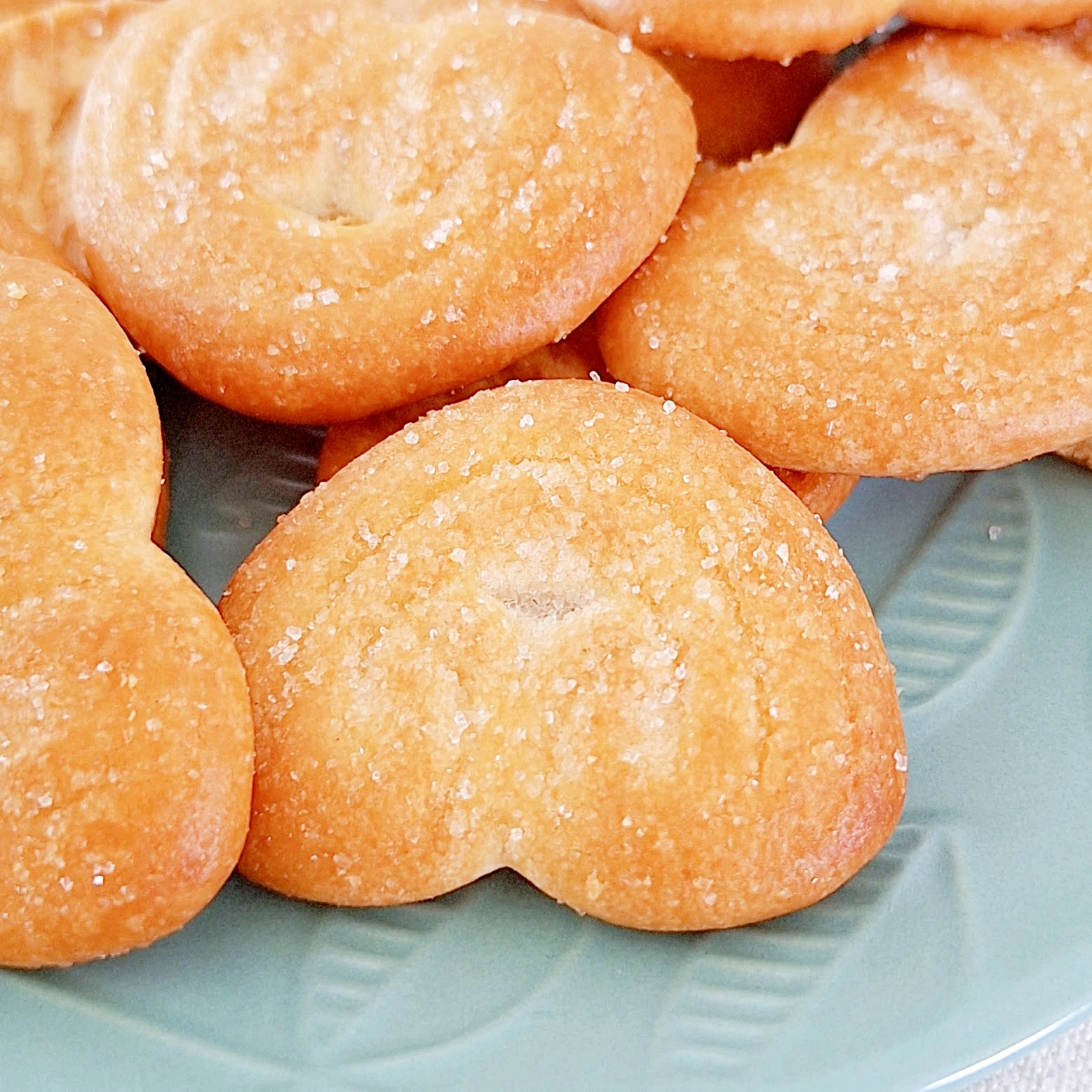 お皿に並べられた、砂糖をまぶしたハート型のクッキー。